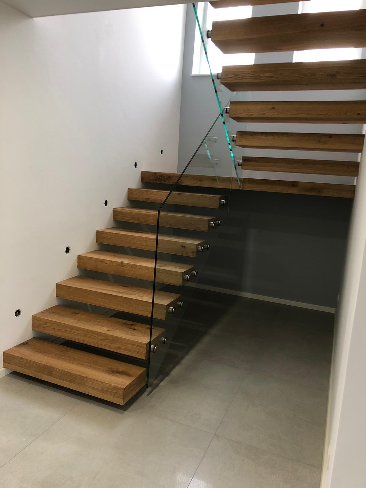 Kragarmtreppe mit schwebenden Stufen – AN Treppenbau (Referenz 2)