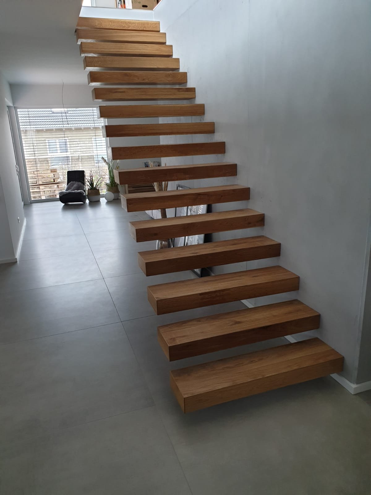 Massive Kragarmtreppe ohne Mittelholm – AN Treppenbau (Referenz 4)