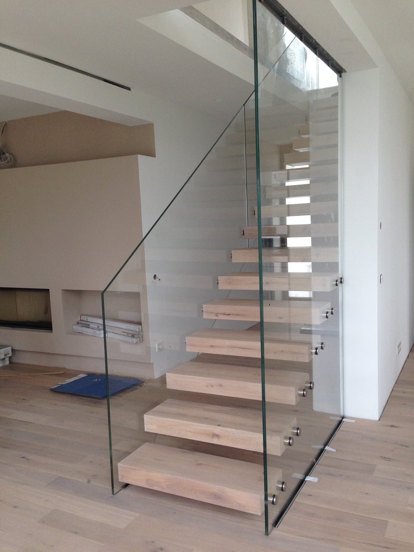 Kragarmtreppe mit schwebenden Stufen – AN Treppenbau (Referenz 10)