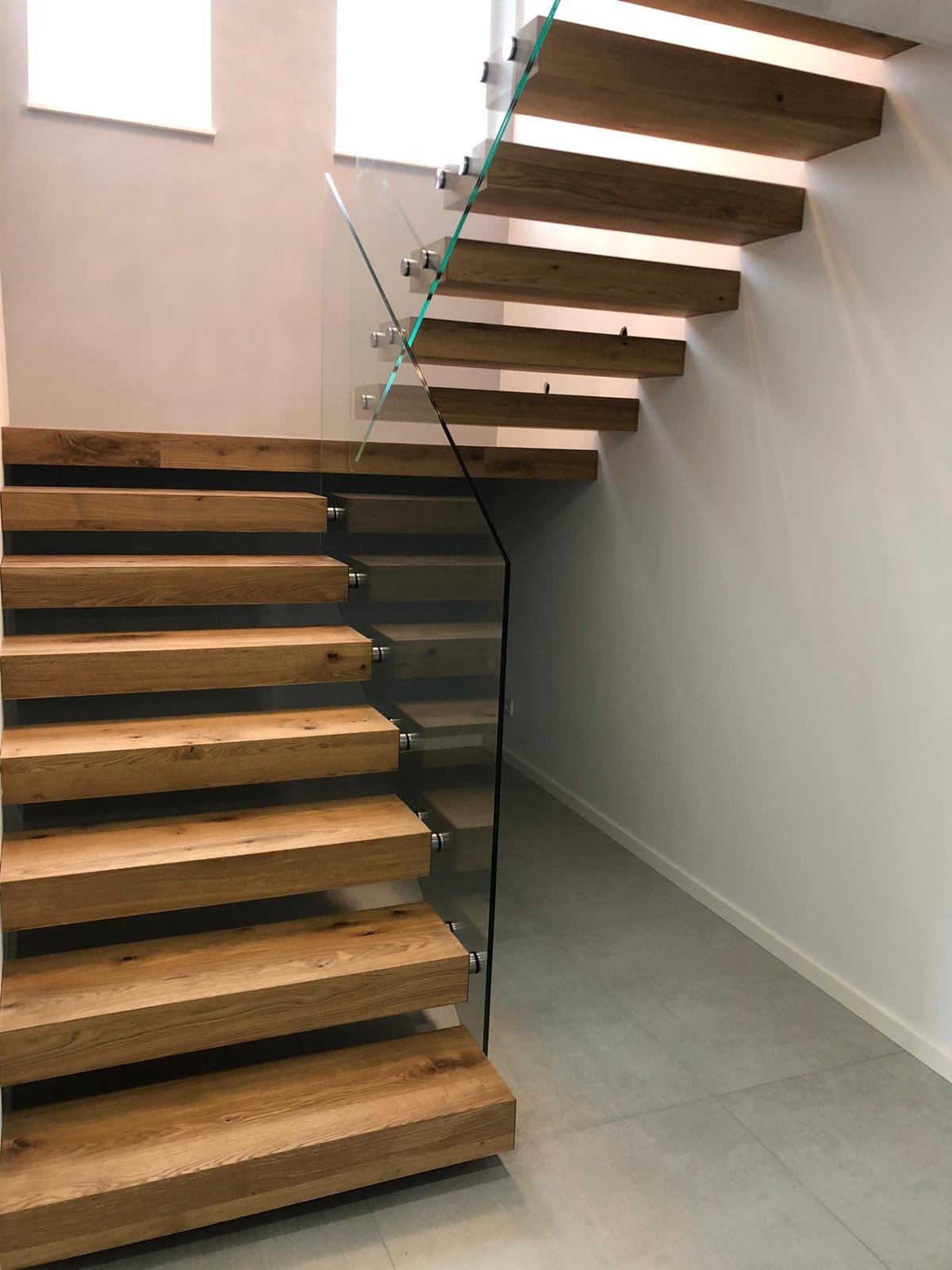 Wandmontierte Kragarmtreppe nach Maß – AN Treppenbau (Referenz 11)