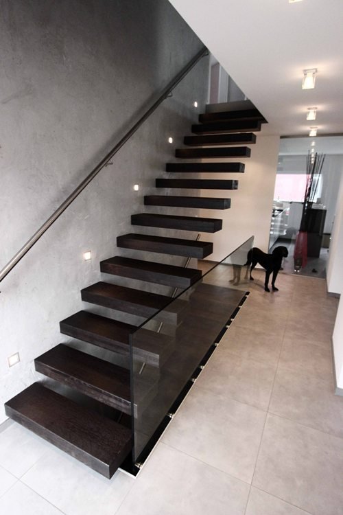 Massive Kragarmtreppe ohne Mittelholm – AN Treppenbau (Referenz 12)