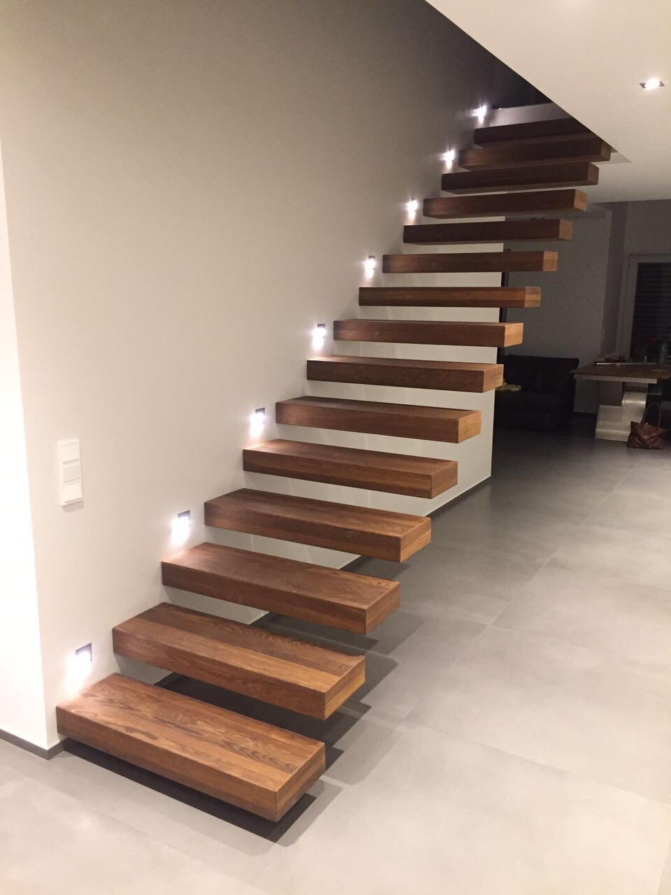 Wandmontierte Kragarmtreppe nach Maß – AN Treppenbau (Referenz 15)