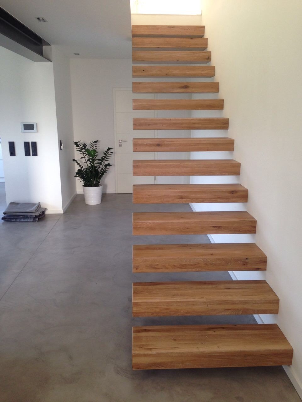 Massive Kragarmtreppe ohne Mittelholm – AN Treppenbau (Referenz 16)