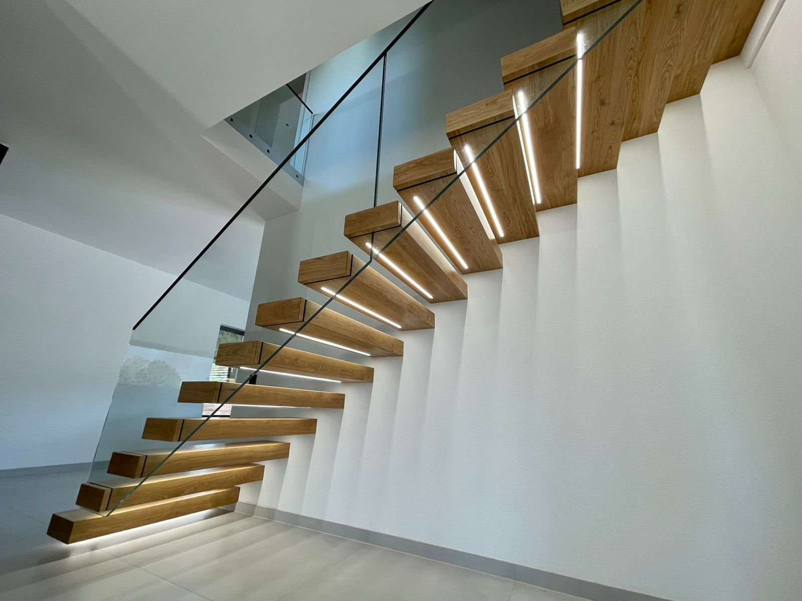 Kragarmtreppe mit schwebenden Stufen – AN Treppenbau (Referenz 30)