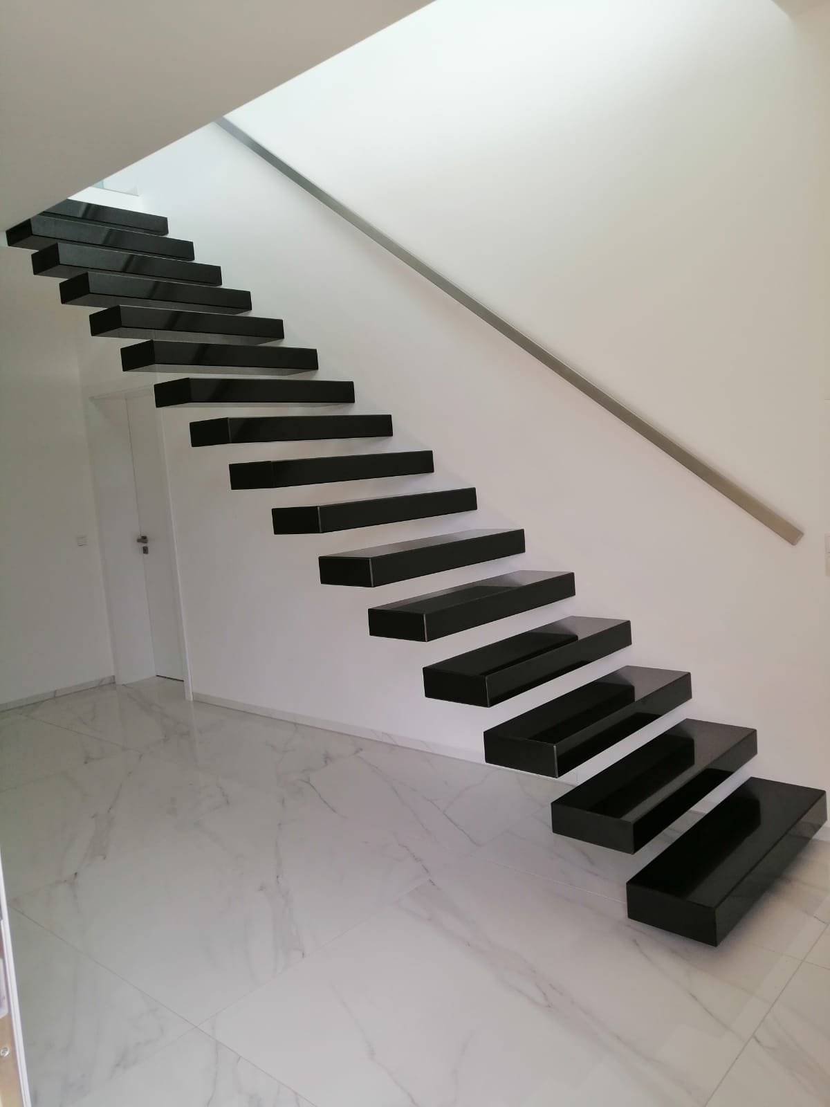 Wandmontierte Kragarmtreppe nach Maß – AN Treppenbau (Referenz 39)
