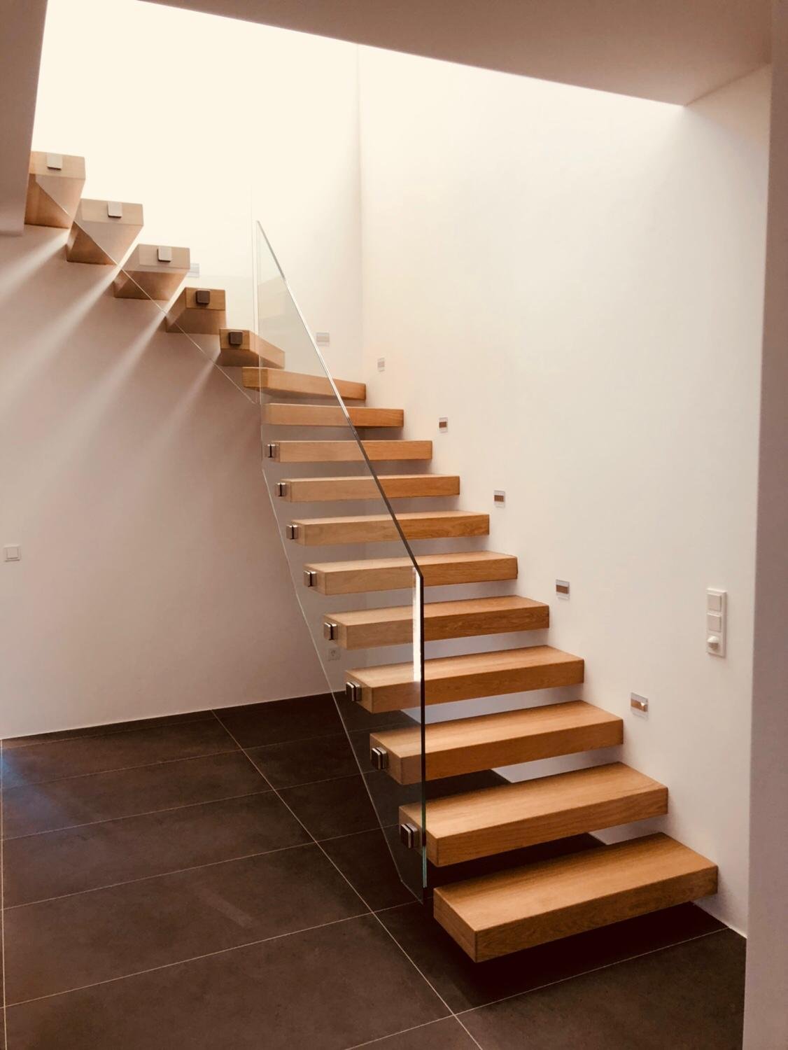 Massive Kragarmtreppe ohne Mittelholm – AN Treppenbau (Referenz 40)