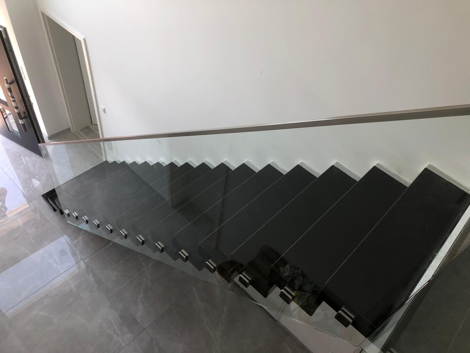 Kragarmtreppe mit schwebenden Stufen – AN Treppenbau (Referenz 42)