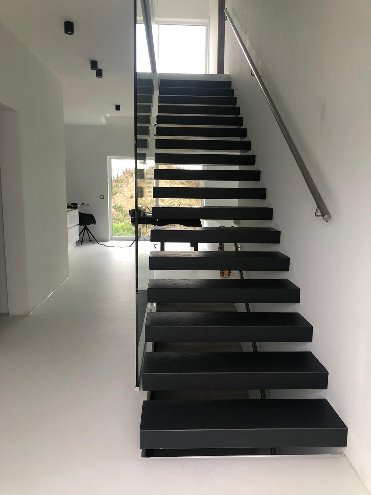Massive Kragarmtreppe ohne Mittelholm – AN Treppenbau (Referenz 44)