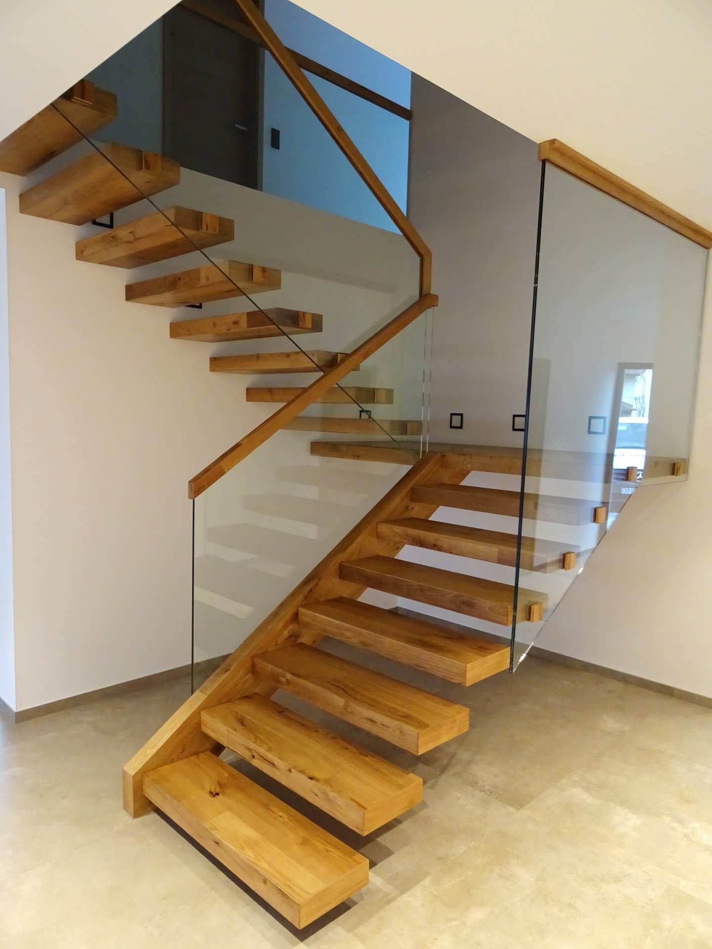 Kragarmtreppe mit schwebenden Stufen – AN Treppenbau (Referenz 46)