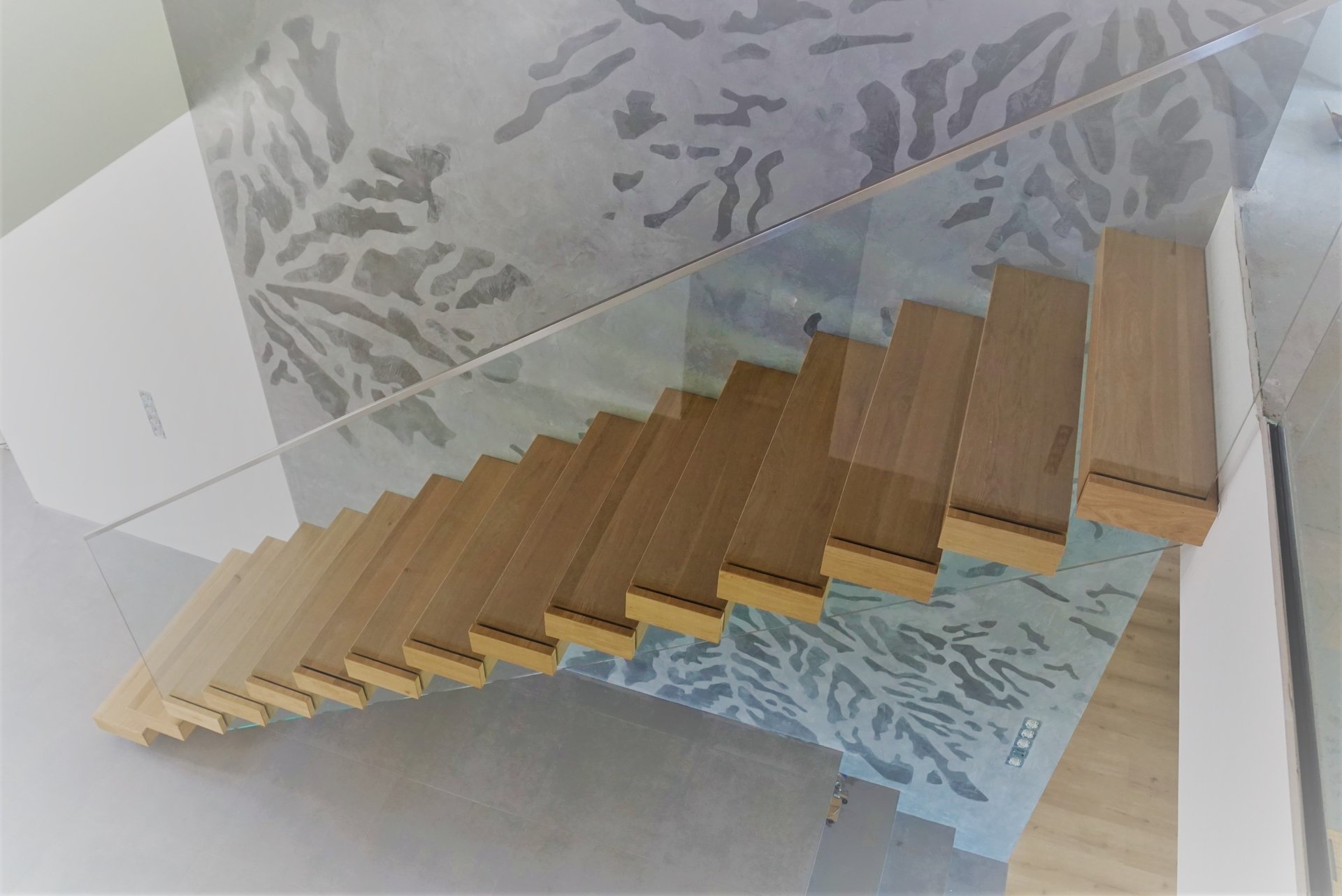 Massive Kragarmtreppe ohne Mittelholm – AN Treppenbau (Referenz 48)