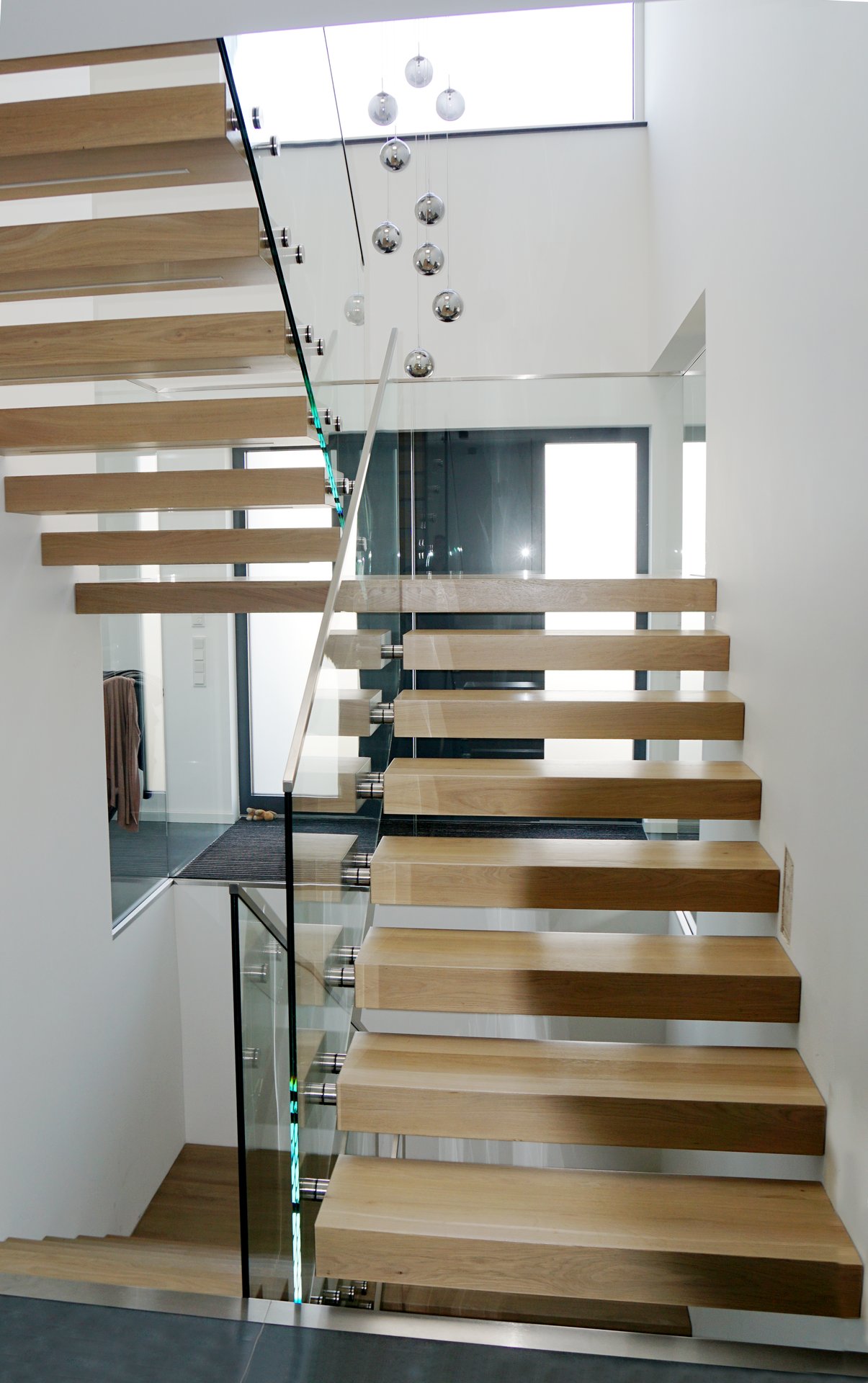 Kragarmtreppe mit schwebenden Stufen – AN Treppenbau (Referenz 50)