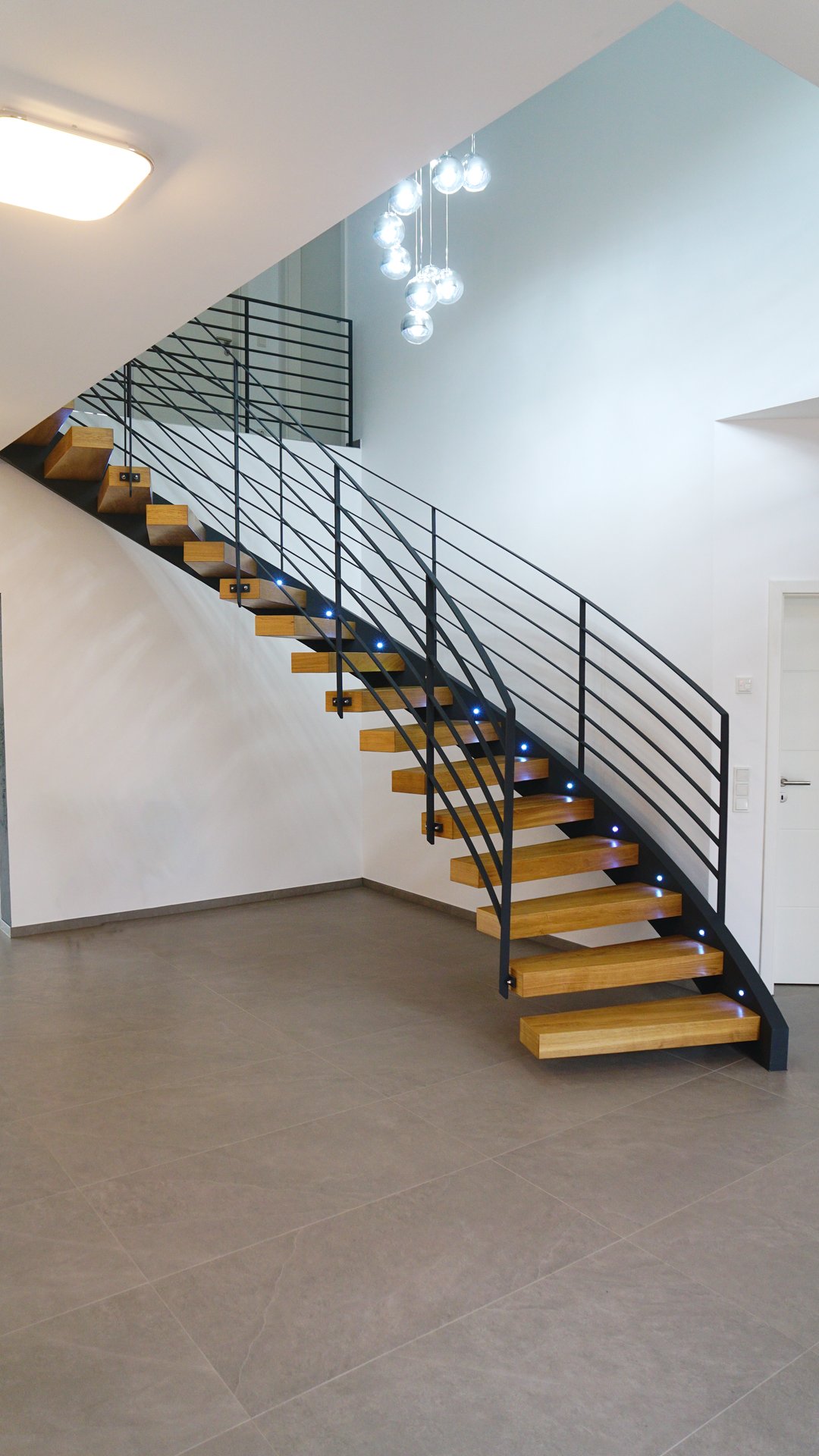 Massive Kragarmtreppe ohne Mittelholm – AN Treppenbau (Referenz 52)