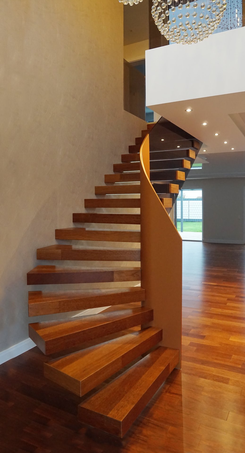 Massive Kragarmtreppe ohne Mittelholm – AN Treppenbau (Referenz 56)