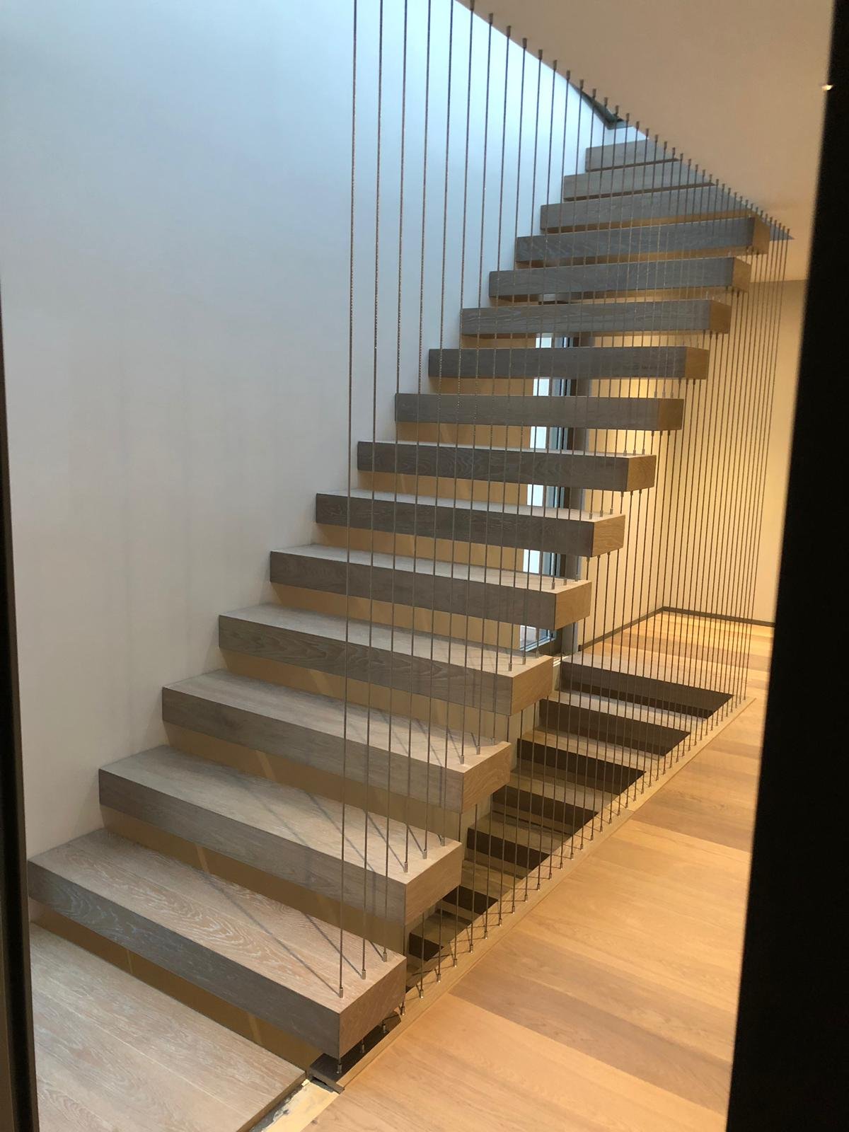 Kragarmtreppe mit schwebenden Stufen – AN Treppenbau (Referenz 58)