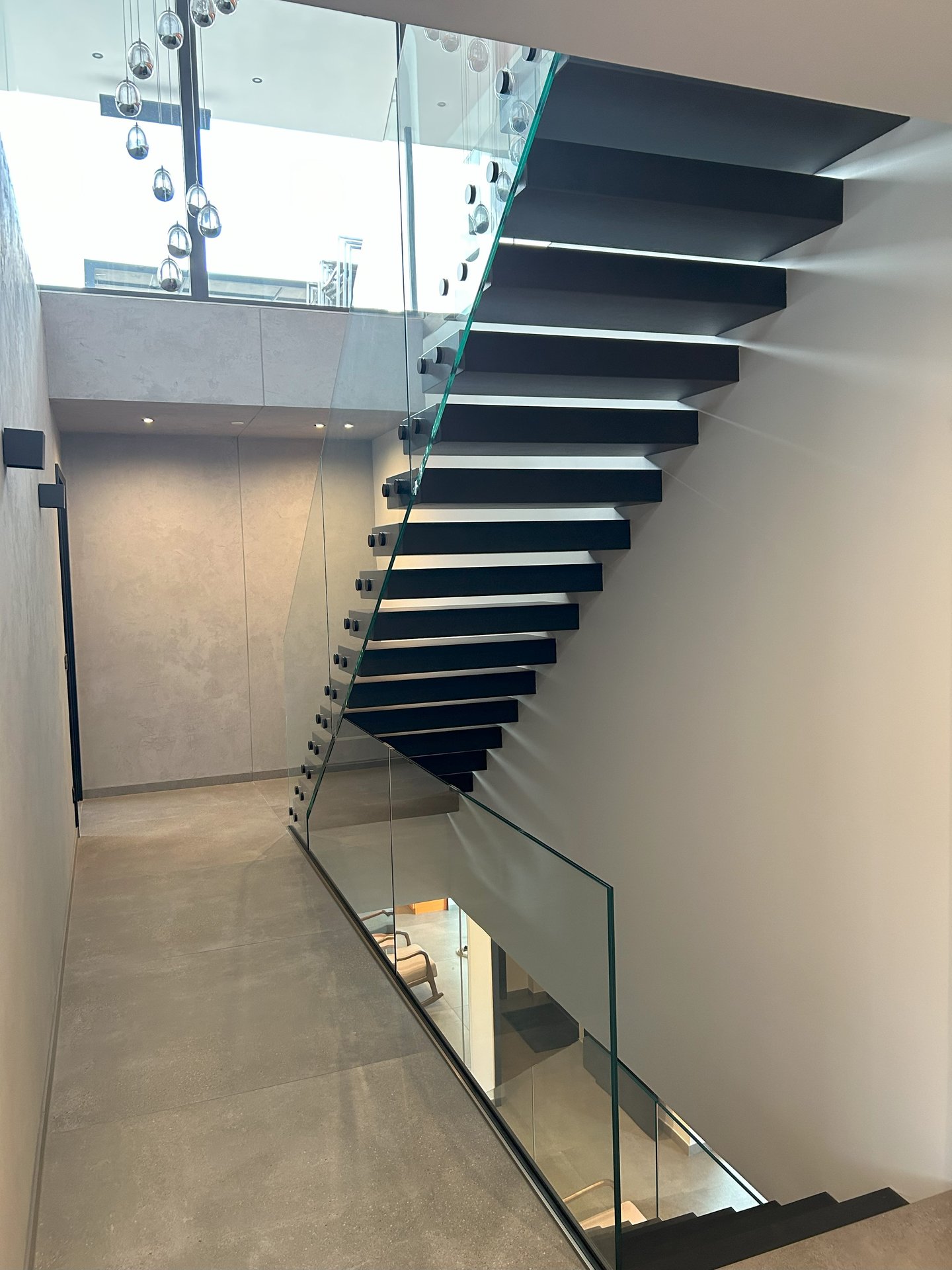 Kragarmtreppe mit schwebenden Stufen – AN Treppenbau (Referenz 62)