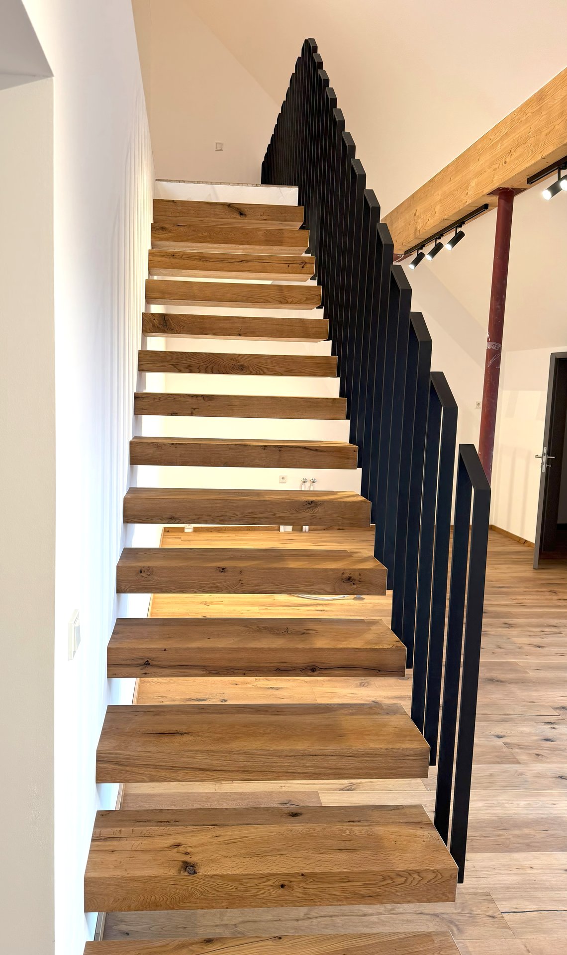 Kragarmtreppe mit schwebenden Stufen – AN Treppenbau (Referenz 74)