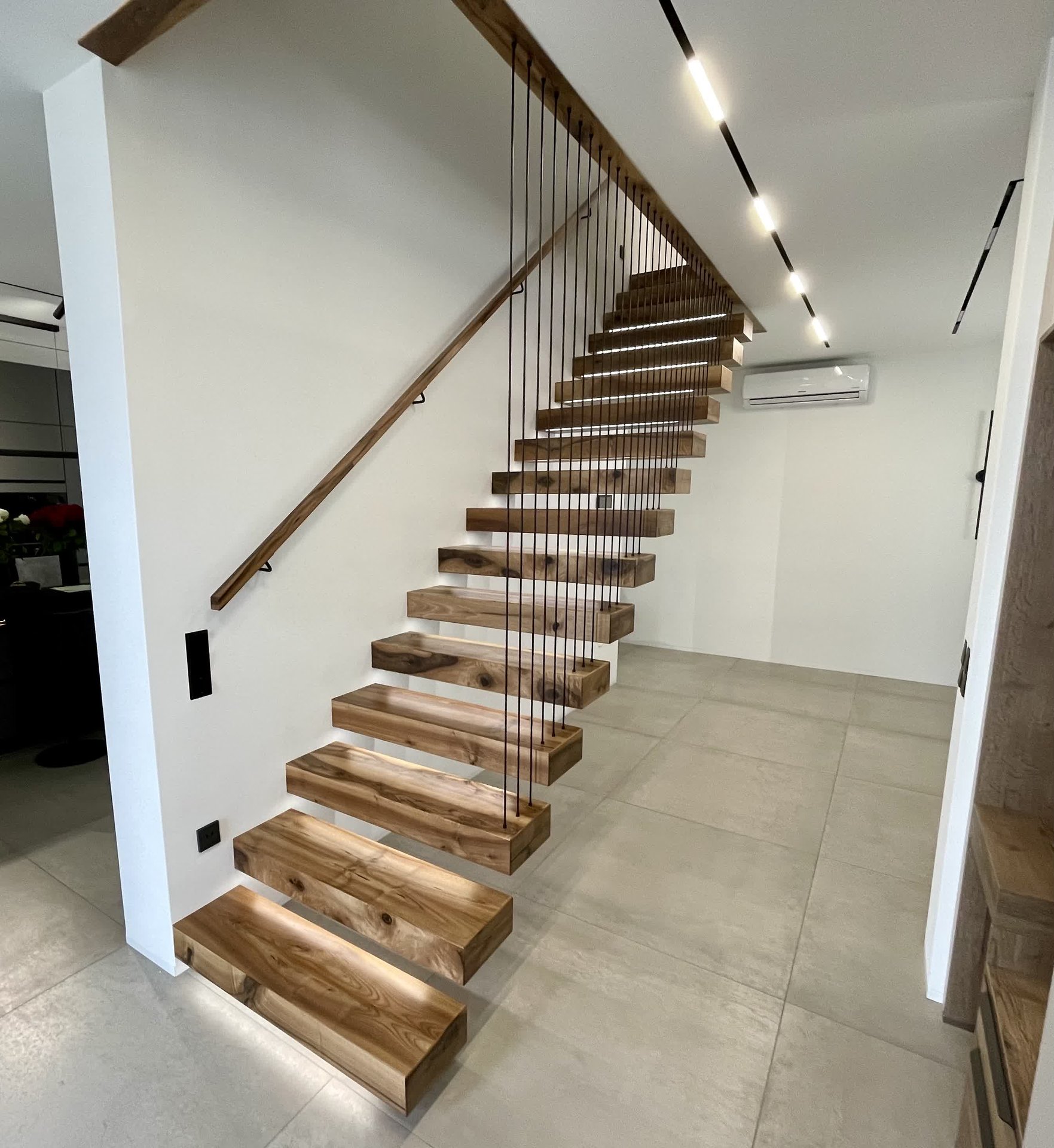 Kragarmtreppe mit schwebenden Stufen – AN Treppenbau (Referenz 82)