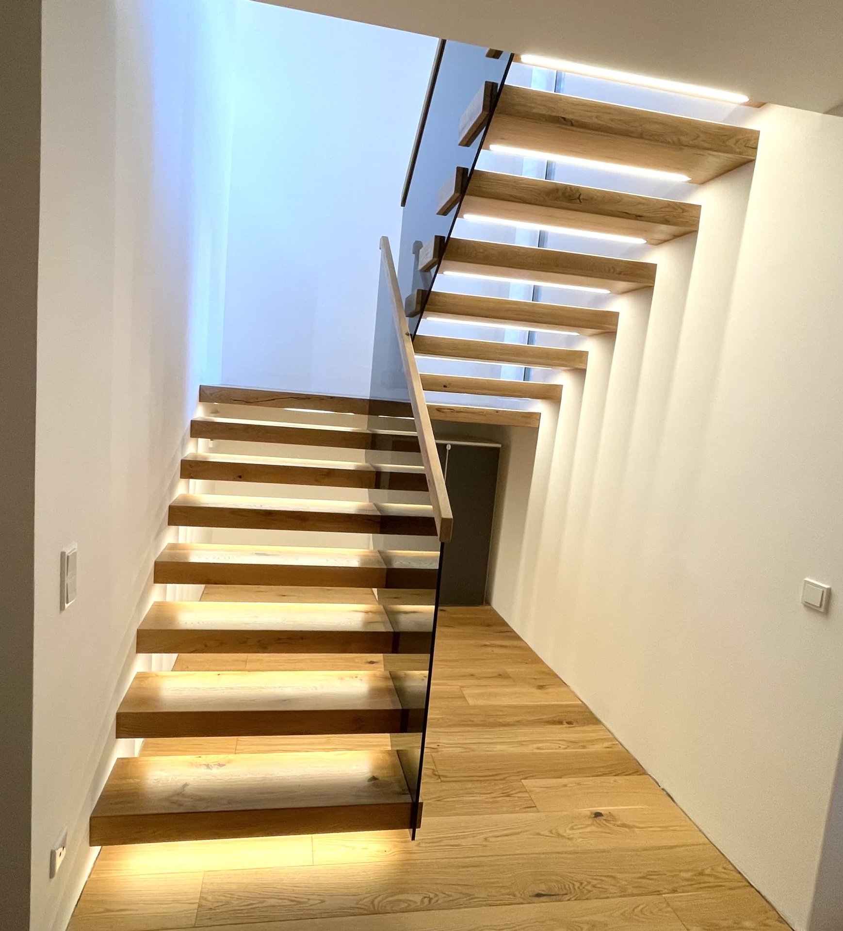 Massive Kragarmtreppe ohne Mittelholm – AN Treppenbau (Referenz 84)
