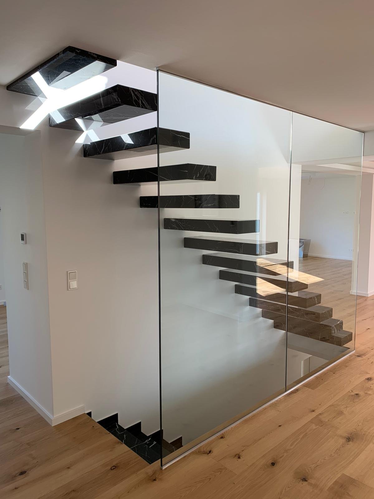 Massive Kragarmtreppe ohne Mittelholm – AN Treppenbau (Referenz 92)