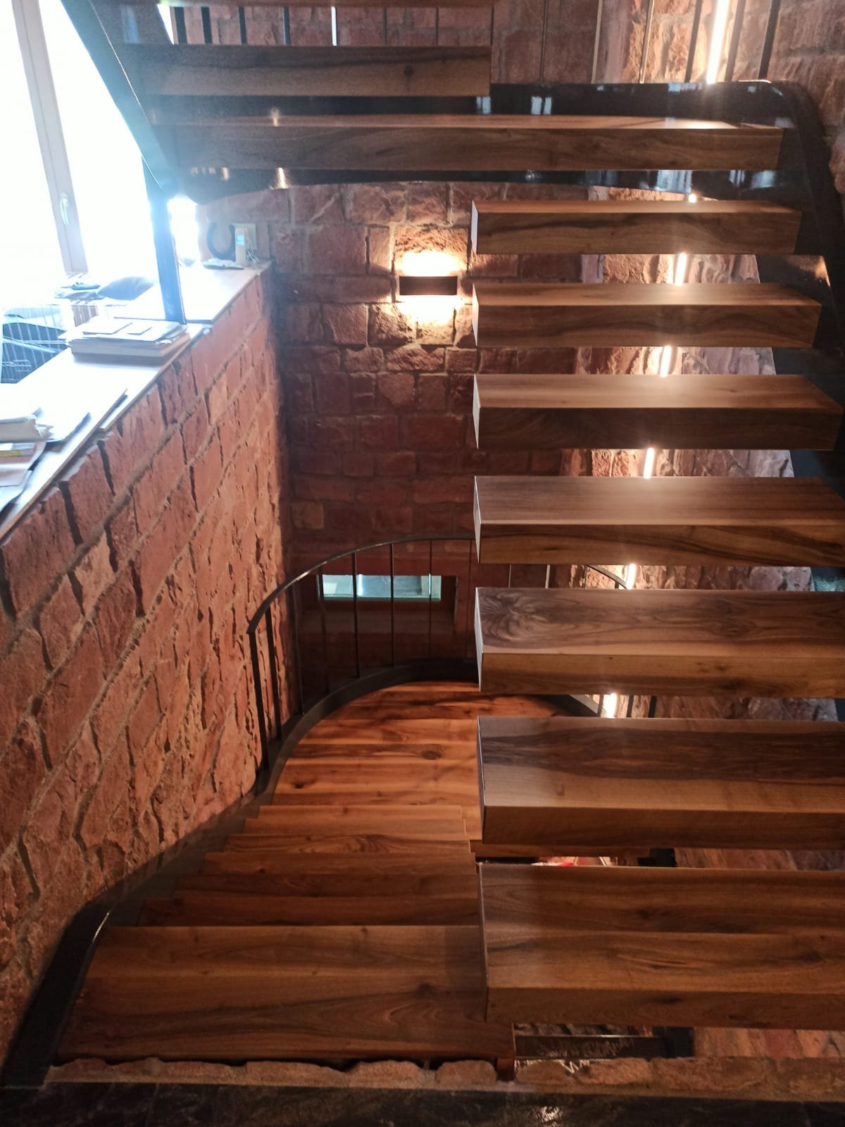Massive Kragarmtreppe ohne Mittelholm – AN Treppenbau (Referenz 96)