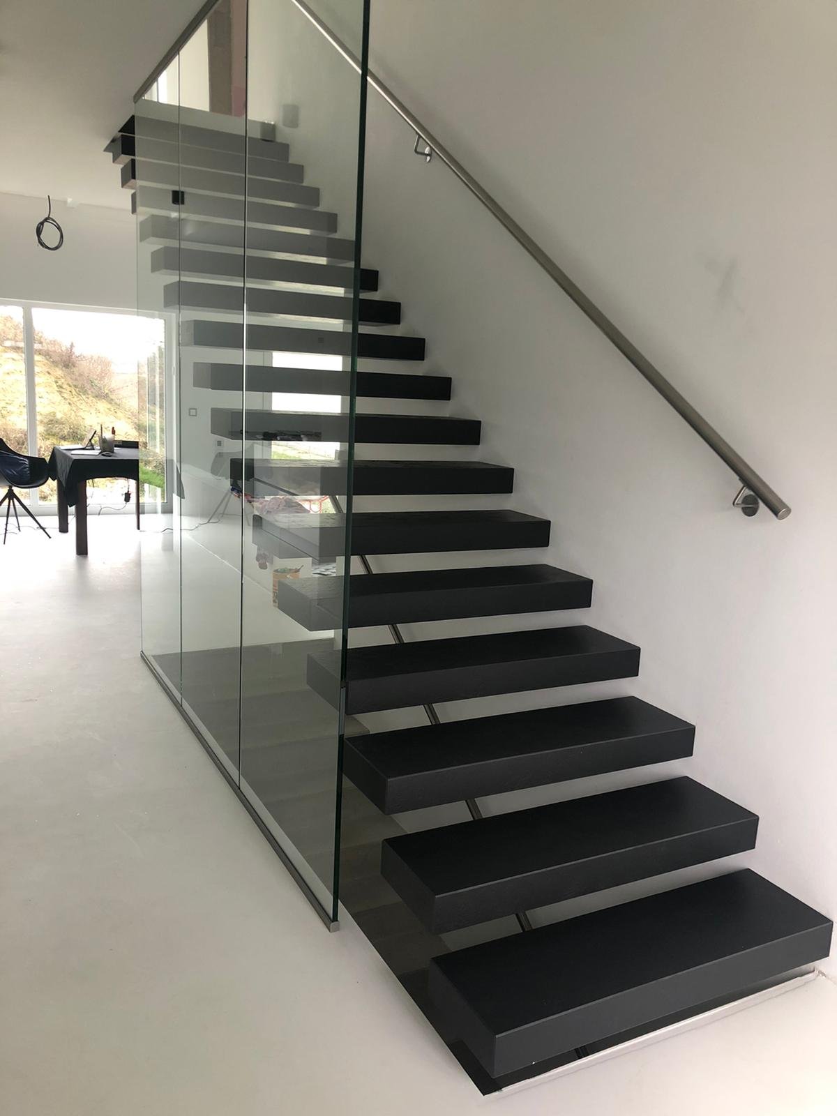 Kragarmtreppe mit schwebenden Stufen – AN Treppenbau (Referenz 98)