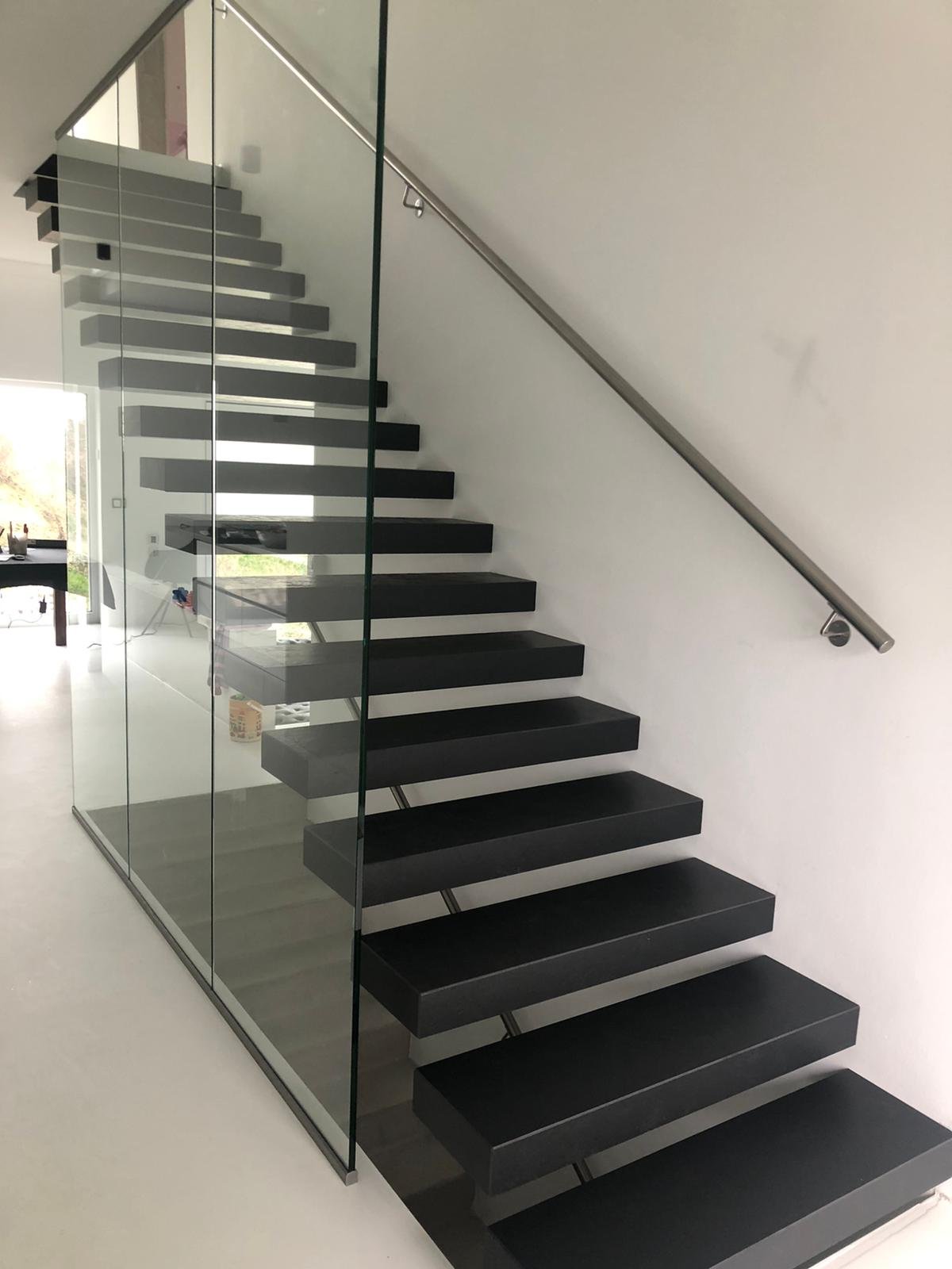 Wandmontierte Kragarmtreppe nach Maß – AN Treppenbau (Referenz 99)