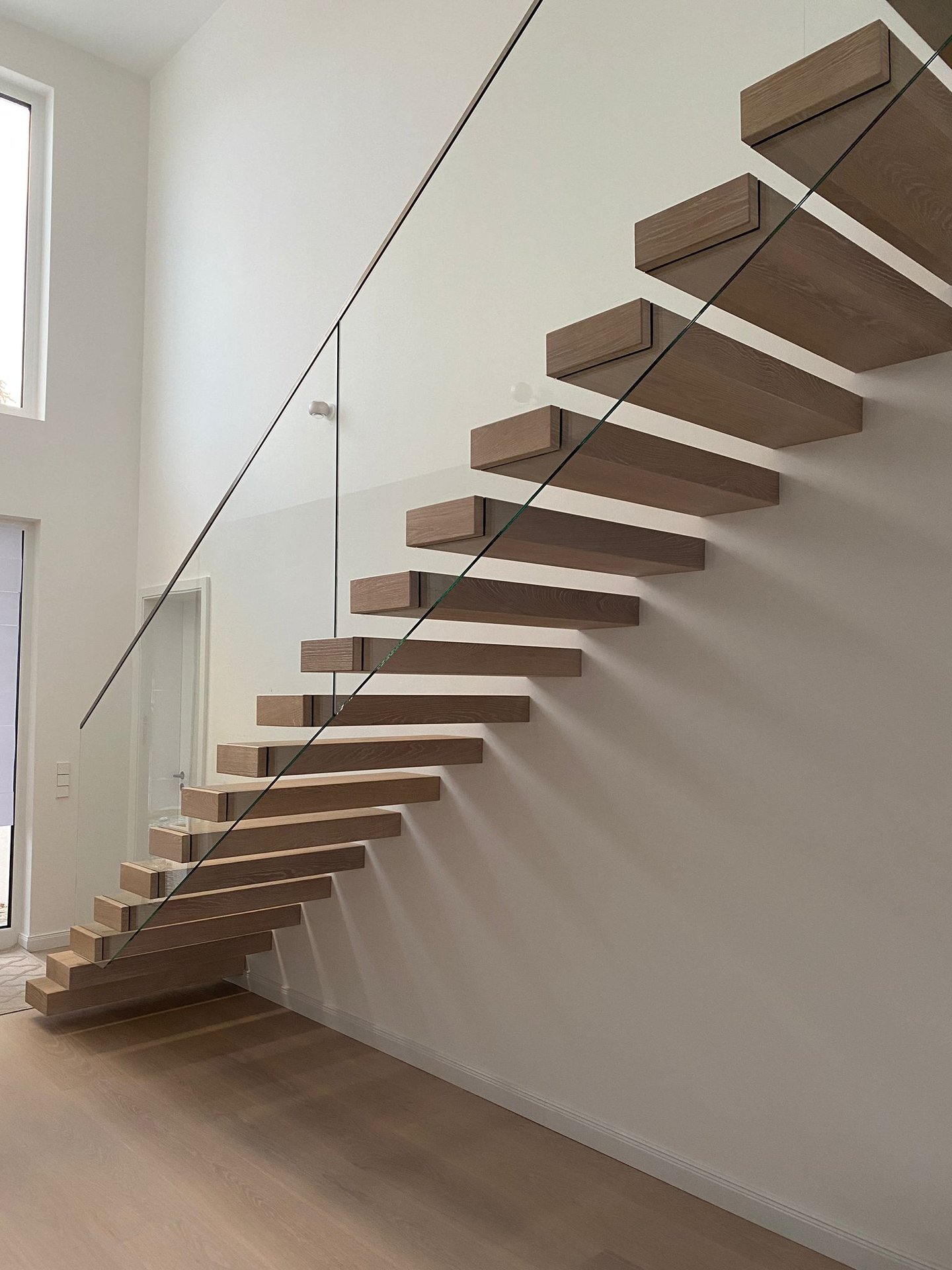 Kragarmtreppe mit schwebenden Stufen – AN Treppenbau (Referenz 102)