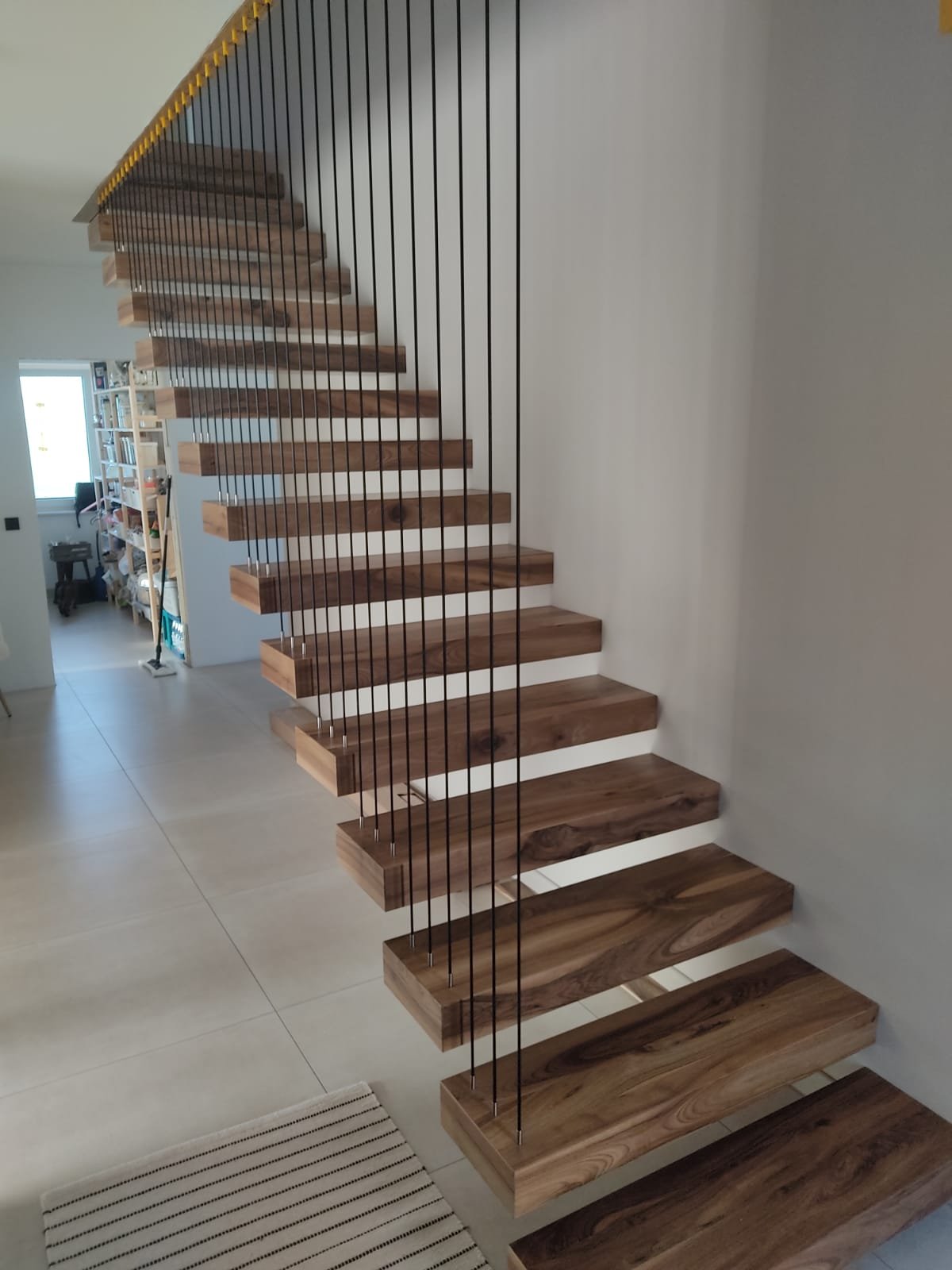 Wandmontierte Kragarmtreppe nach Maß – AN Treppenbau (Referenz 103)