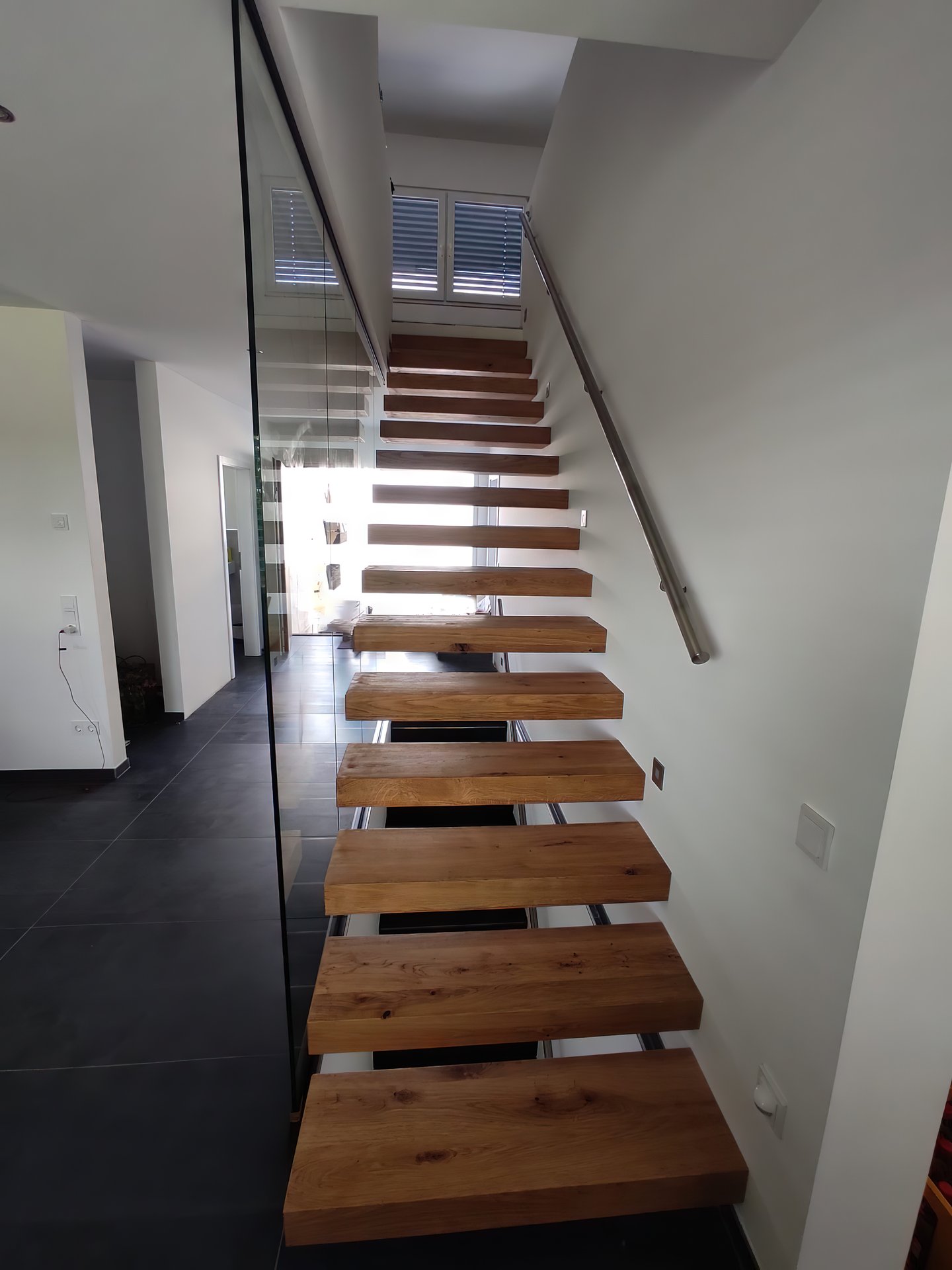 Massive Kragarmtreppe ohne Mittelholm – AN Treppenbau (Referenz 116)