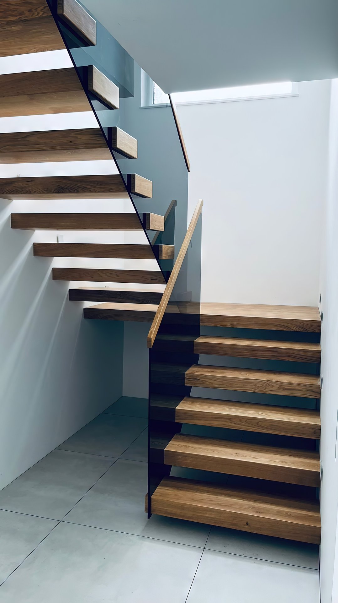 Kragarmtreppe mit schwebenden Stufen – AN Treppenbau (Referenz 118)
