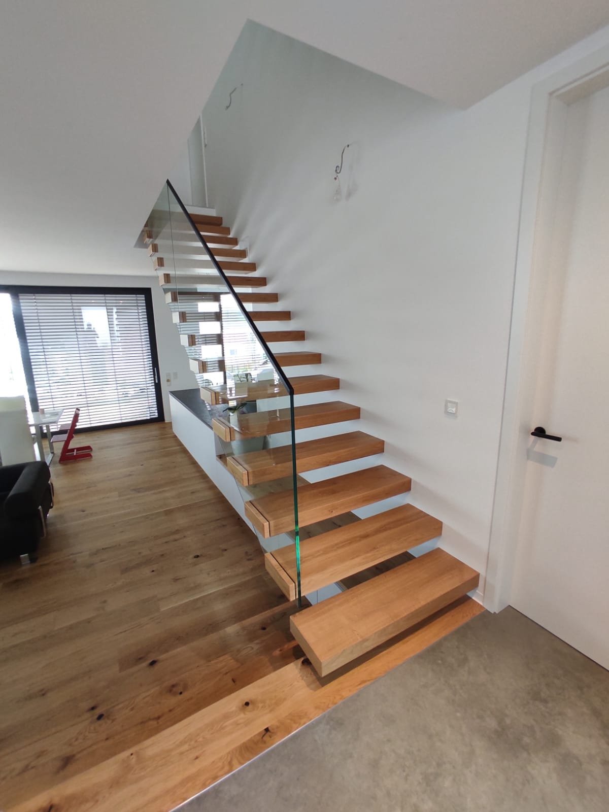 Massive Kragarmtreppe ohne Mittelholm – AN Treppenbau (Referenz 120)