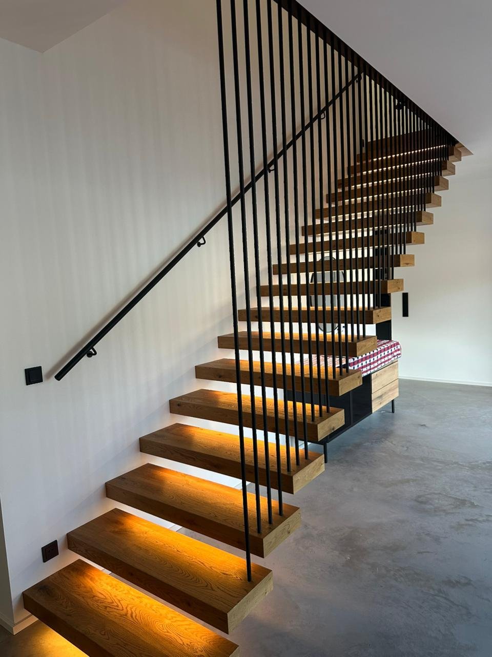 Wandmontierte Kragarmtreppe nach Maß – AN Treppenbau (Referenz 123)