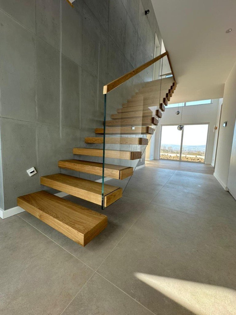 Kragarmtreppe mit schwebenden Stufen – AN Treppenbau (Referenz 126)