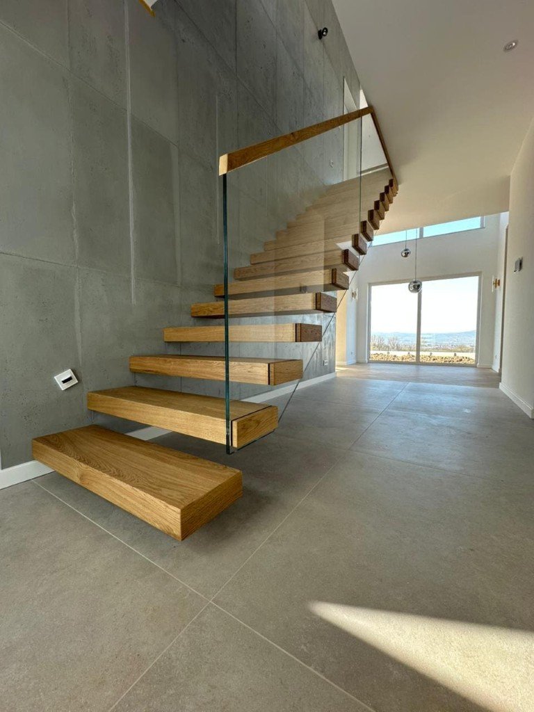 Massive Kragarmtreppe ohne Mittelholm – AN Treppenbau (Referenz 128)