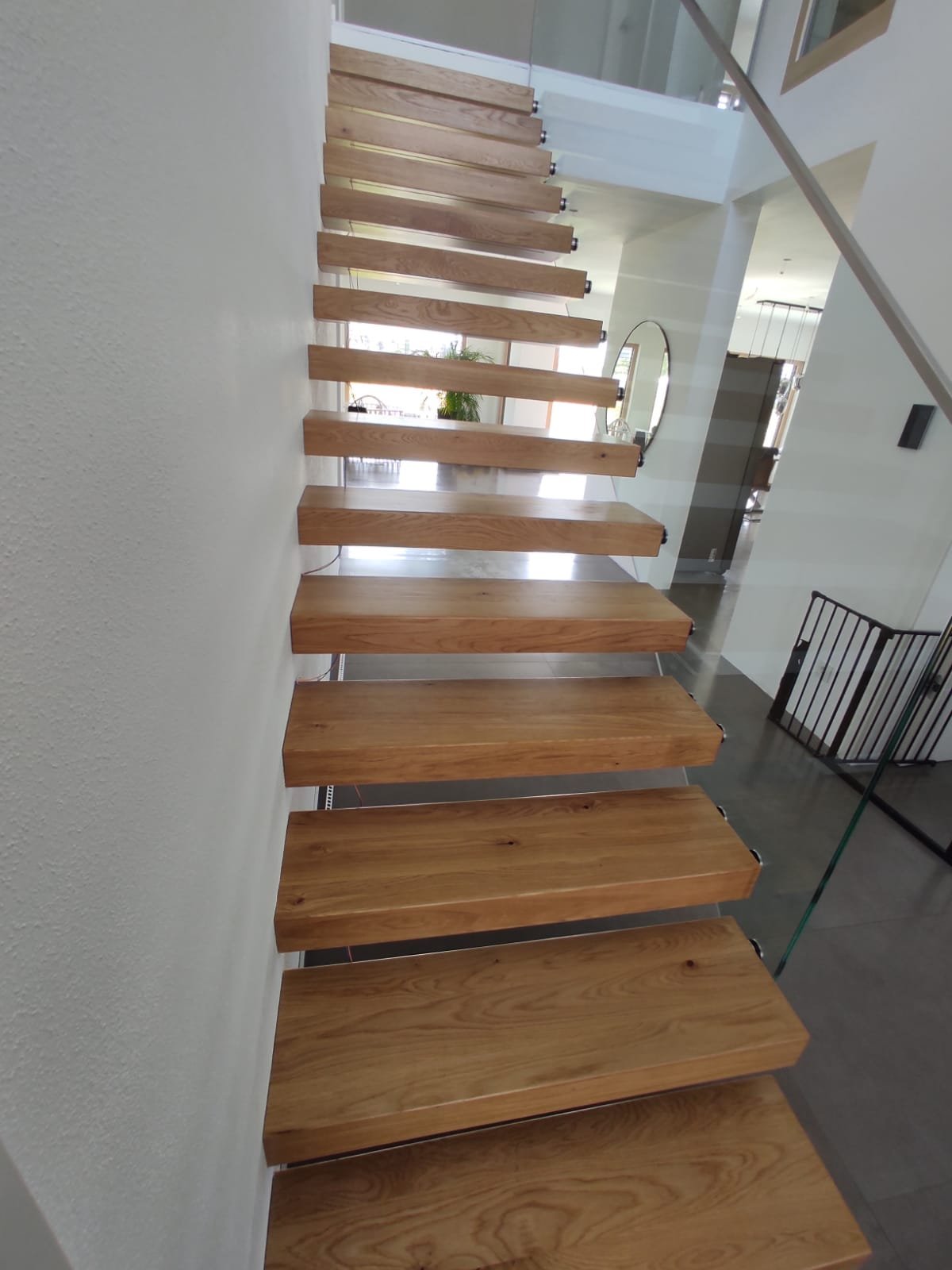 Wandmontierte Kragarmtreppe nach Maß – AN Treppenbau (Referenz 139)