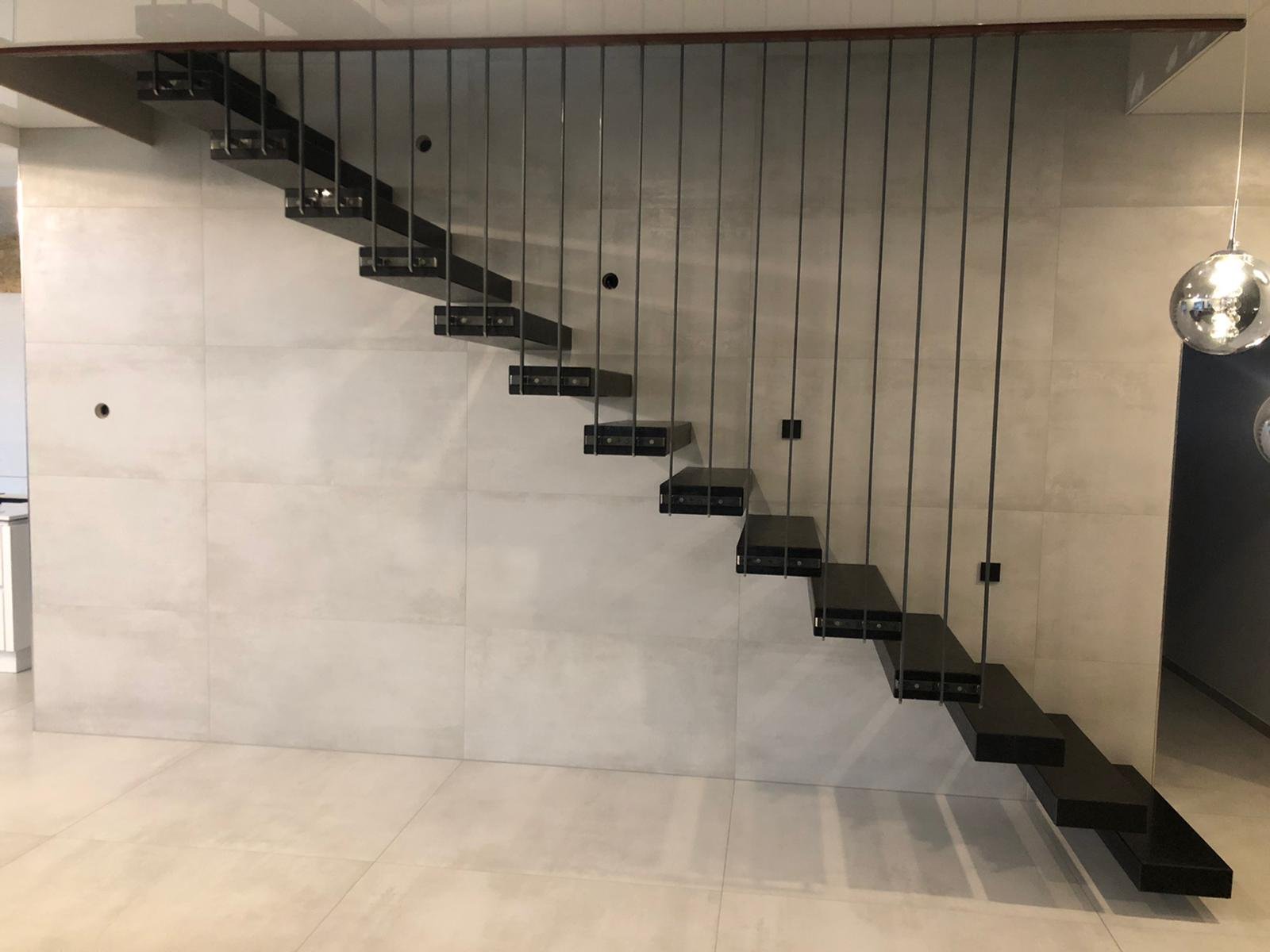Massive Kragarmtreppe ohne Mittelholm – AN Treppenbau (Referenz 140)