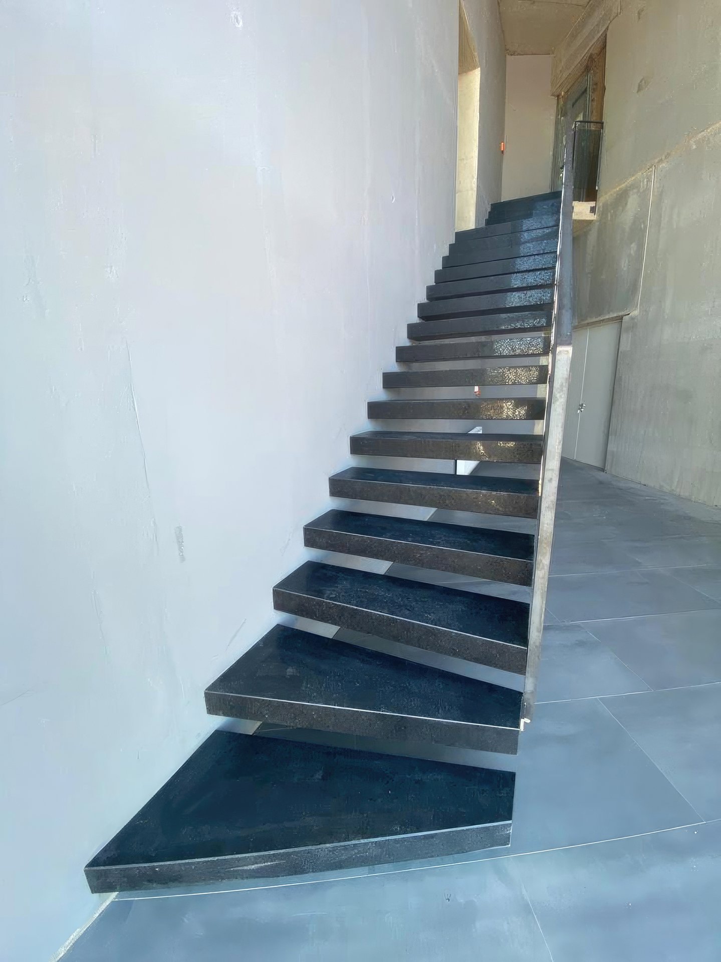 Kragarmtreppe mit schwebenden Stufen – AN Treppenbau (Referenz 142)