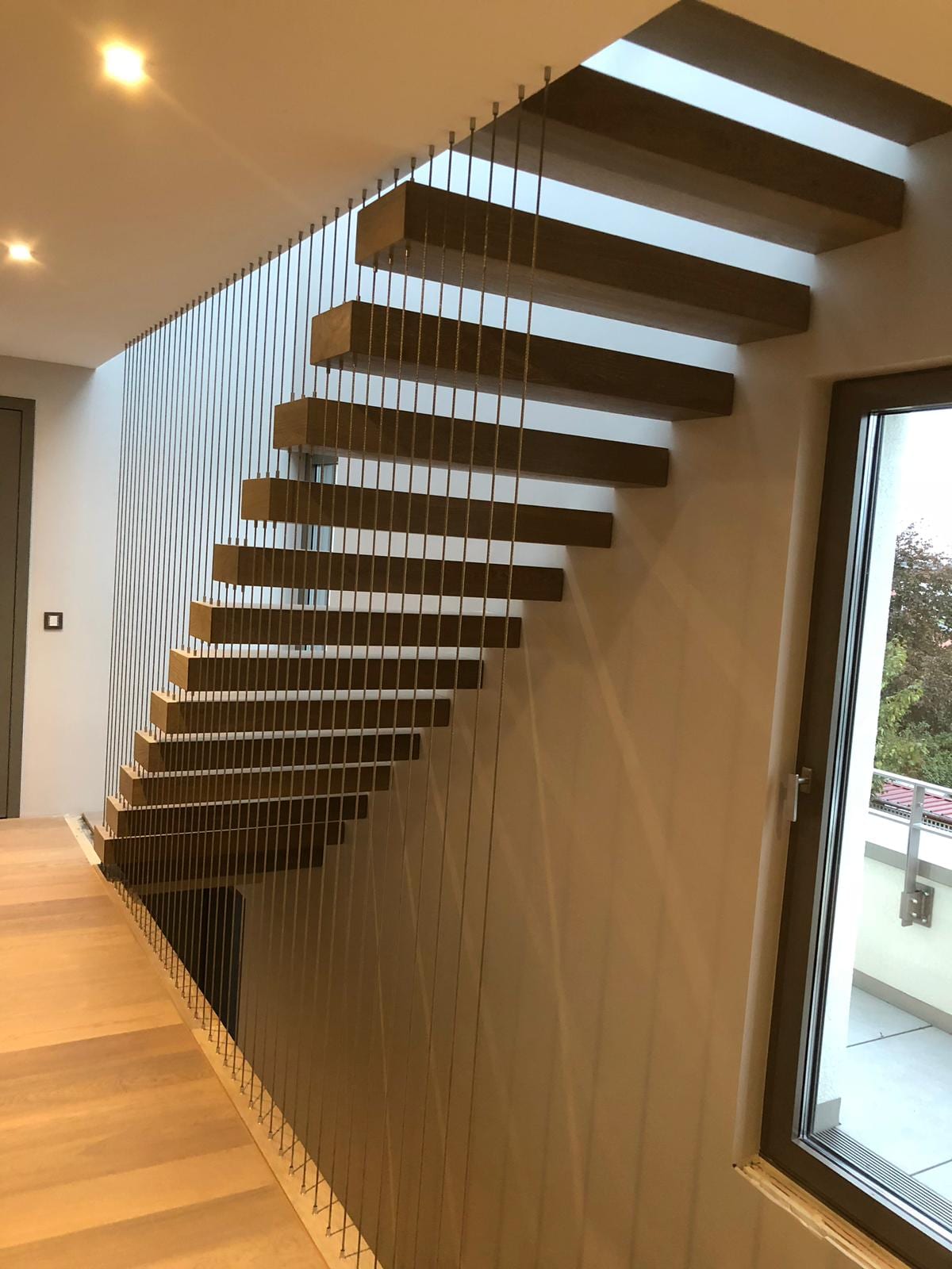 Kragarmtreppe Eiche mit Stabgelaender – modernes Wohndesign AN Treppenbau