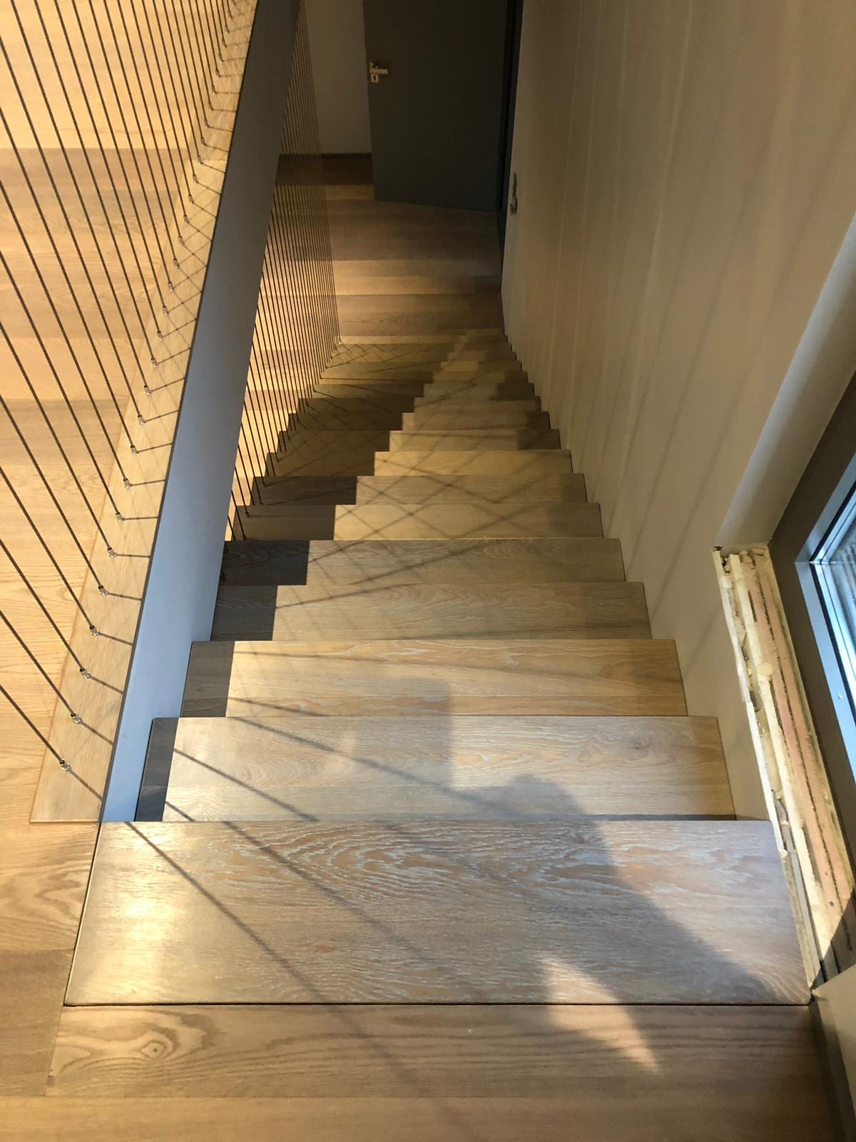 Kragarmtreppe Eiche mit Glasgelaender – Neubau Einfamilienhaus