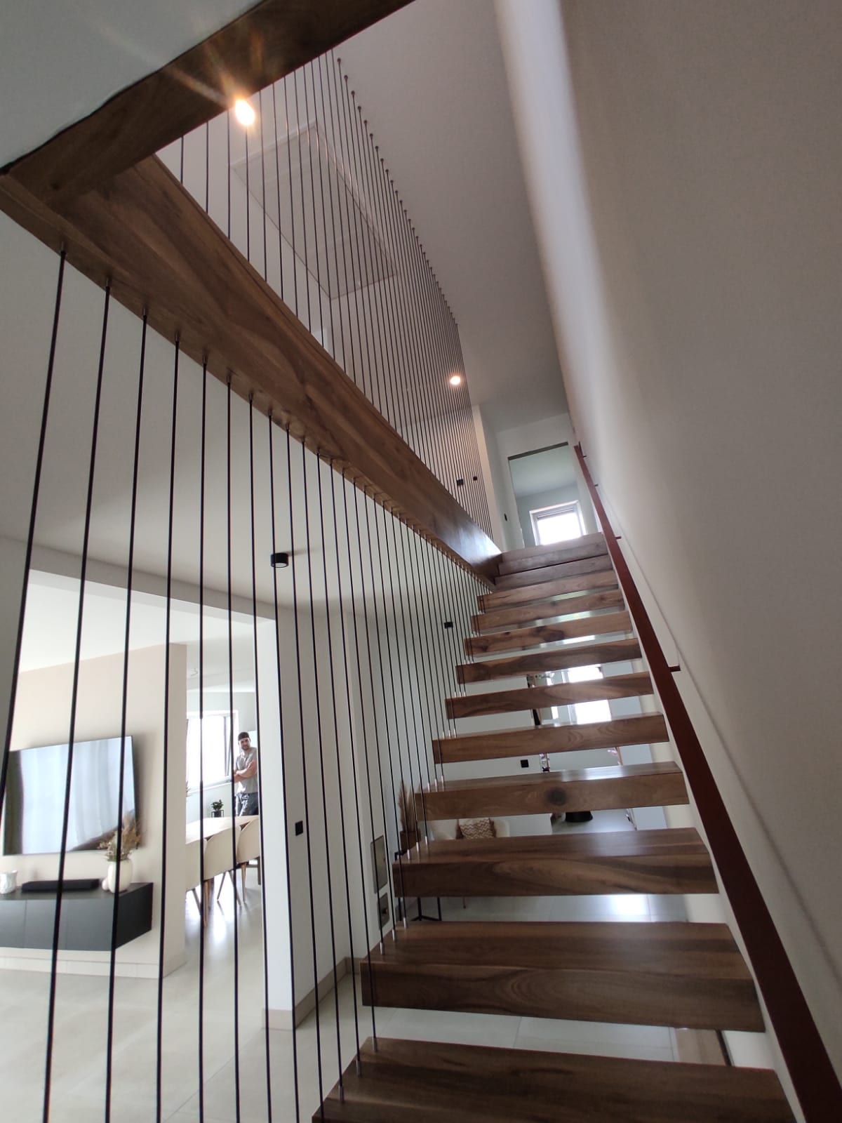Kragarmtreppe Altbau – schwebende Holzstufen in Naturstein-Umgebung