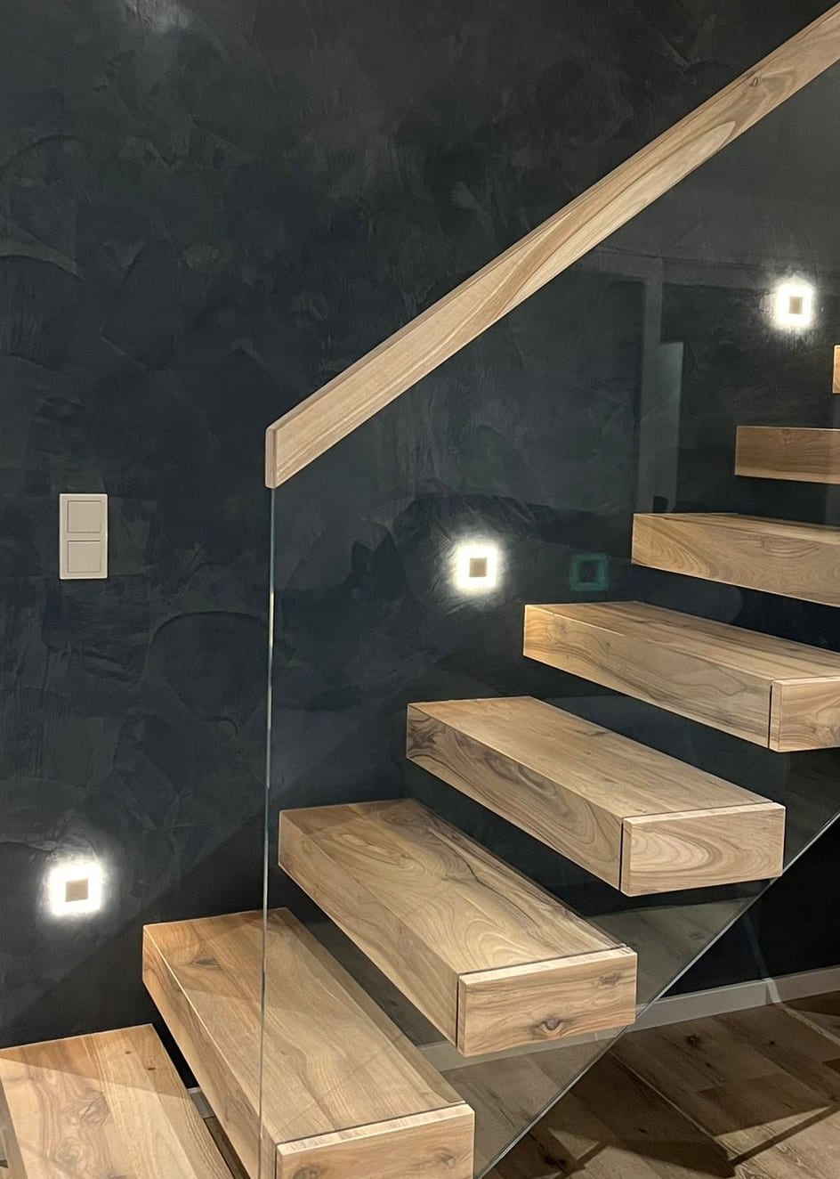 Räuchereiche Kragarmtreppe dunkel – exklusives Treppendesign AN Treppenbau