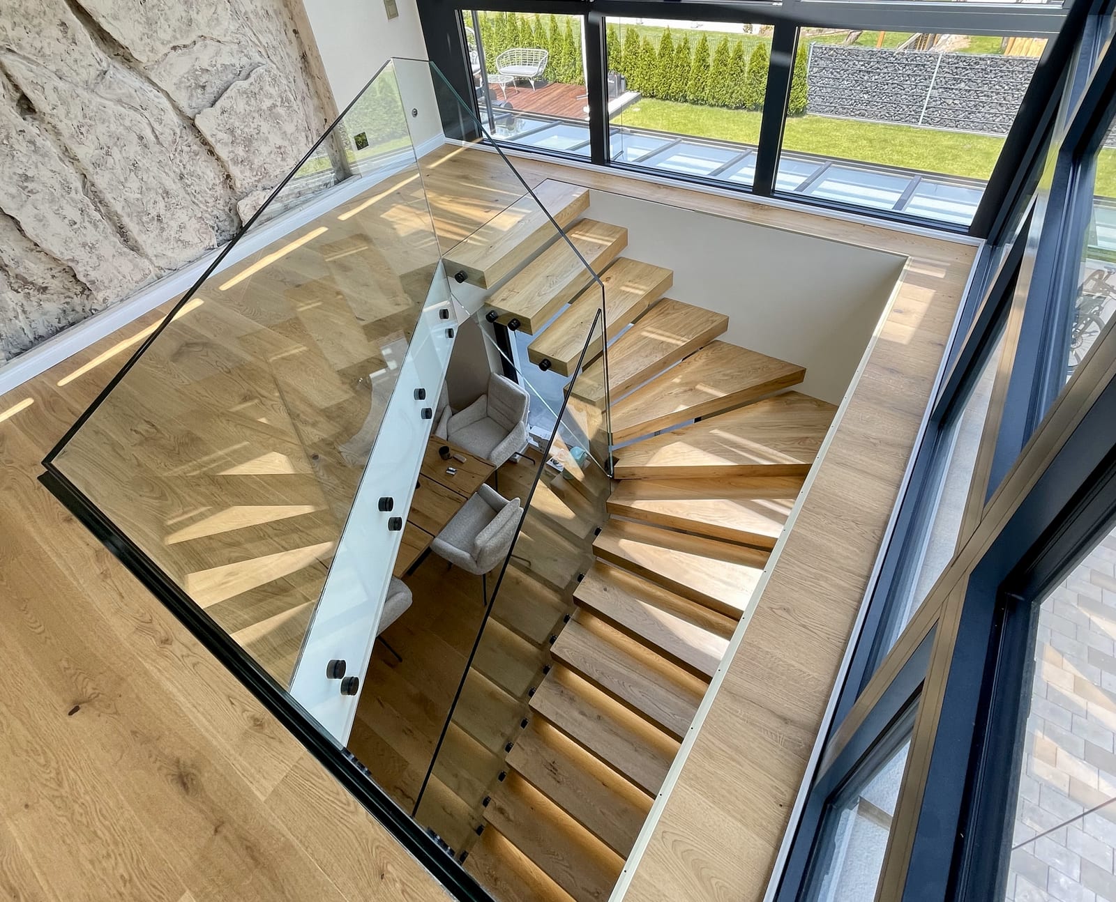 Kragarmtreppe Eiche Glasgelaender Vogelperspektive