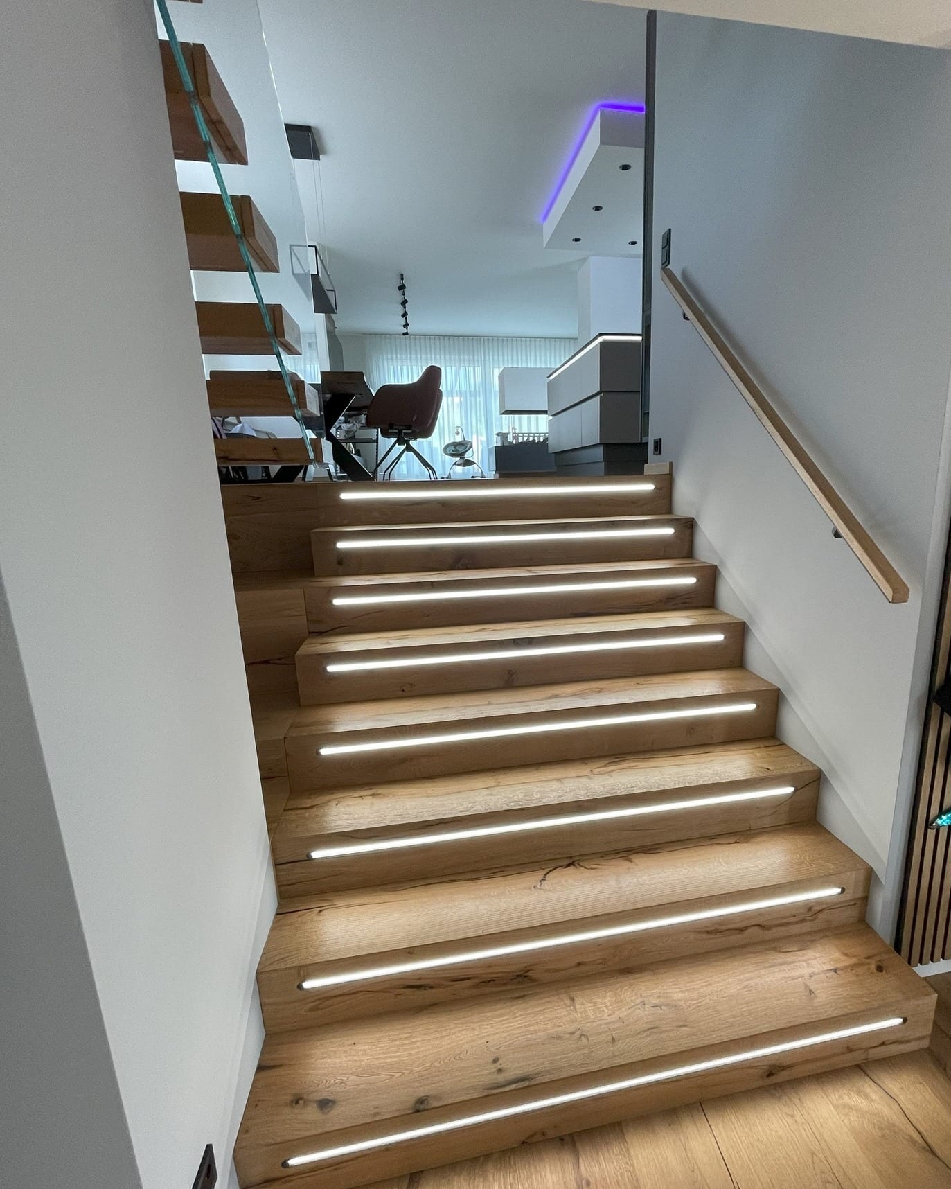 Breite Kragarmtreppe Eiche hell im modernen Wohnhaus