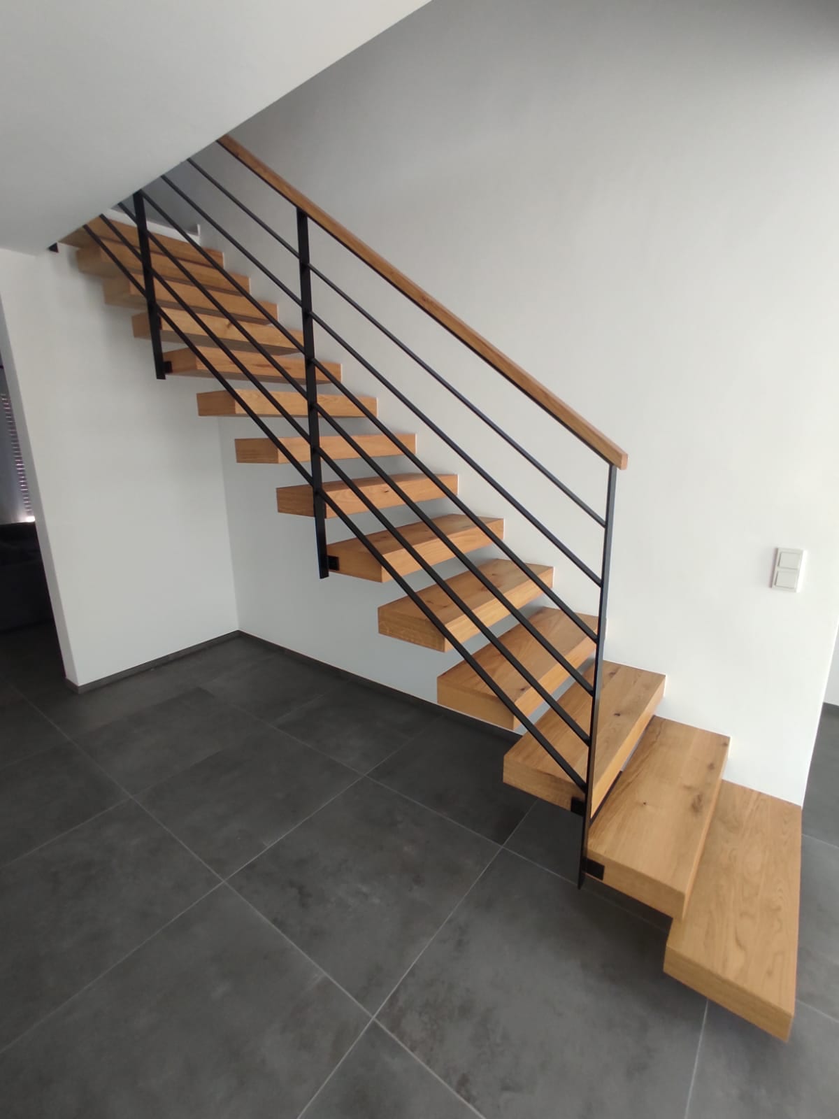 Kragarmtreppe Eiche mit waagerechtem Stabgeländer und Holzhandlauf – AN Treppenbau