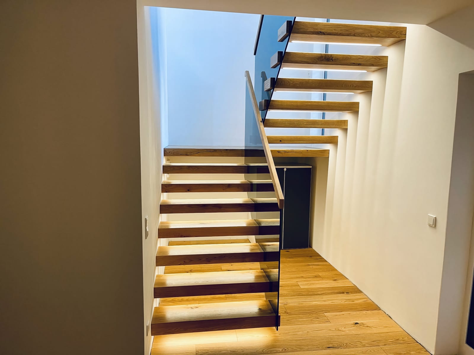 Kragarmtreppe Eiche mit LED unter den Stufen über zwei Läufe – AN Treppenbau