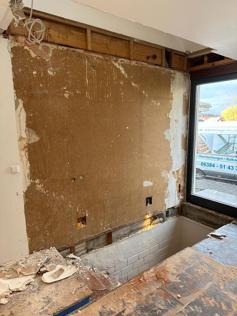 Baustelle im Holzhaus: freigelegte Wandfläche vor dem Einbau der Unterkonstruktion – AN Treppenbau