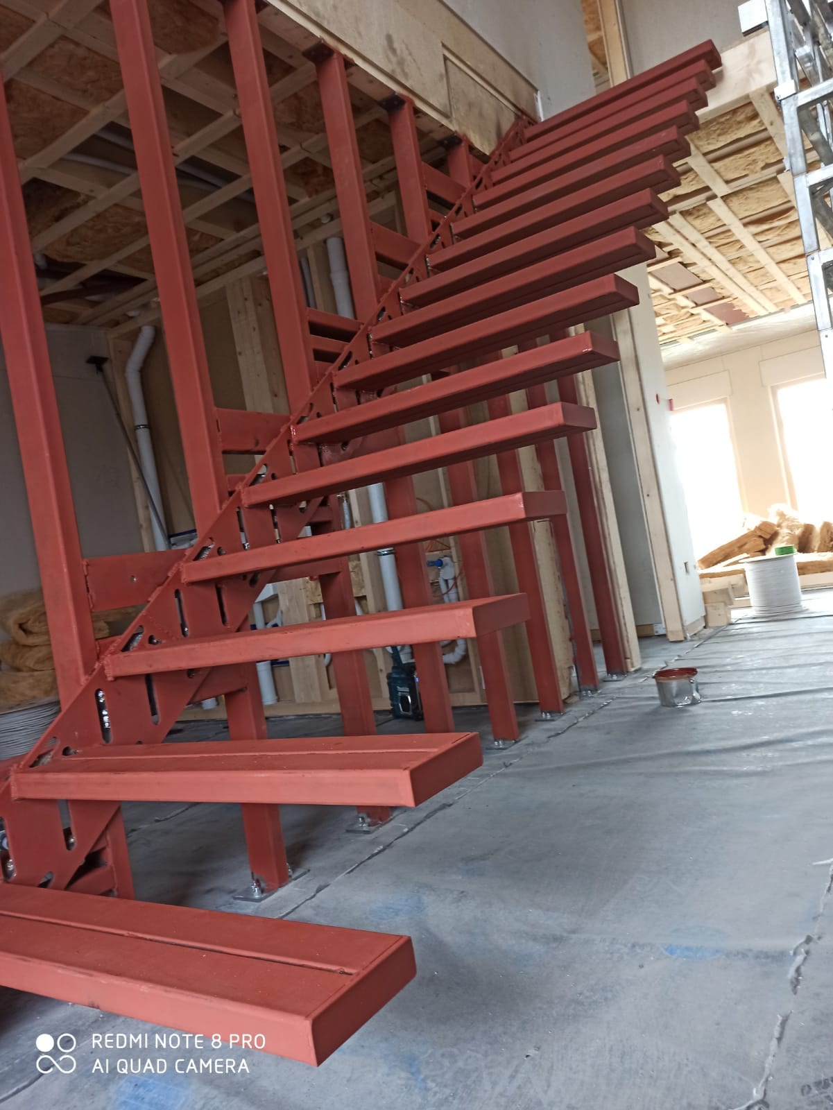 Rot grundierte Stahlunterkonstruktion mit Kragarmen, in die Holzständerwand eingebaut – AN Treppenbau