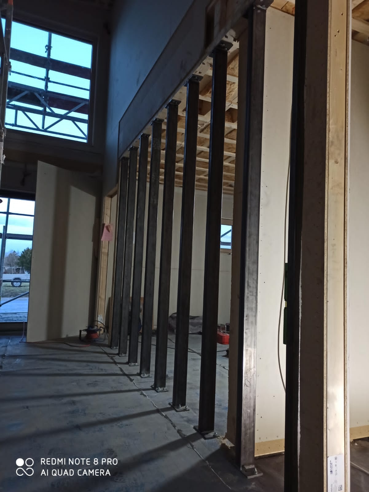 Stahlstützen und Kragarme in der Holzständerwand, Blick entlang der Wand – AN Treppenbau