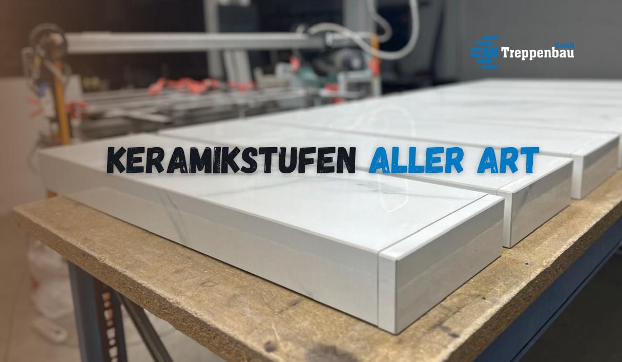 Weiße Keramikstufen in Marmoroptik mit massiv wirkenden Kanten auf dem Werktisch in der Werkstatt – AN Treppenbau