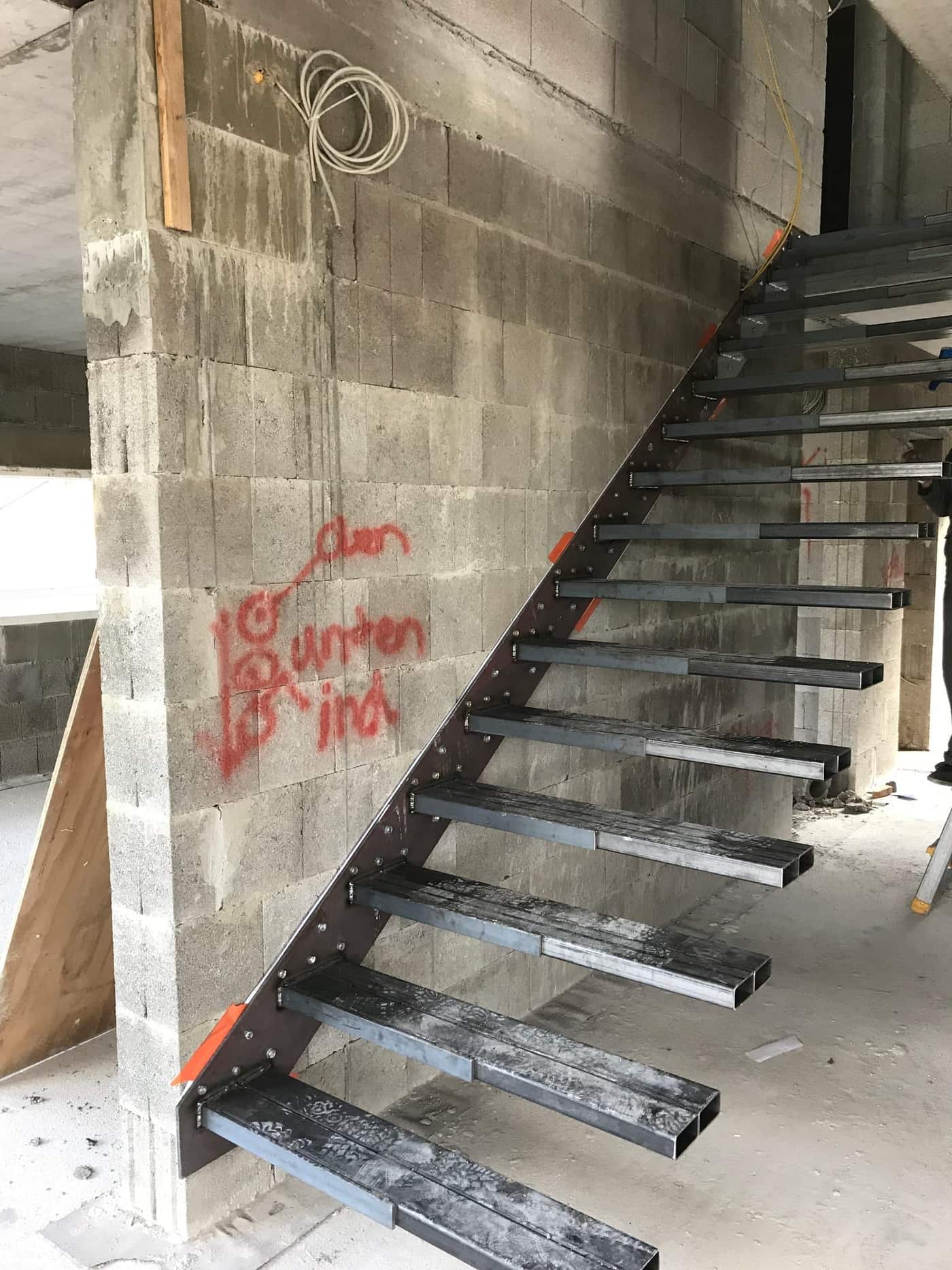 Kragarme an einer Mauerwerkswand vor dem Verputzen – AN Treppenbau